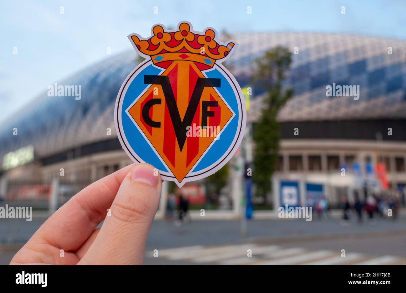 12. September 2021, Villarreal, Spanien. Das Emblem des Fußballvereins Villarreal CF vor dem Hintergrund eines modernen Stadions. Stockfoto