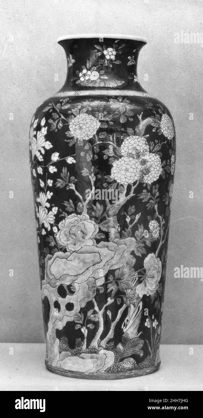 Vase mit Blume und Stein 19th Jahrhundert China. Vase mit Blume und Stein. China. 19th Jahrhundert. Porzellan in polychromen Emaillen auf schwarzem Grund (Jingdezhen Ware, famille noire) gemalt. Qing-Dynastie (1644–1911). Keramik Stockfoto