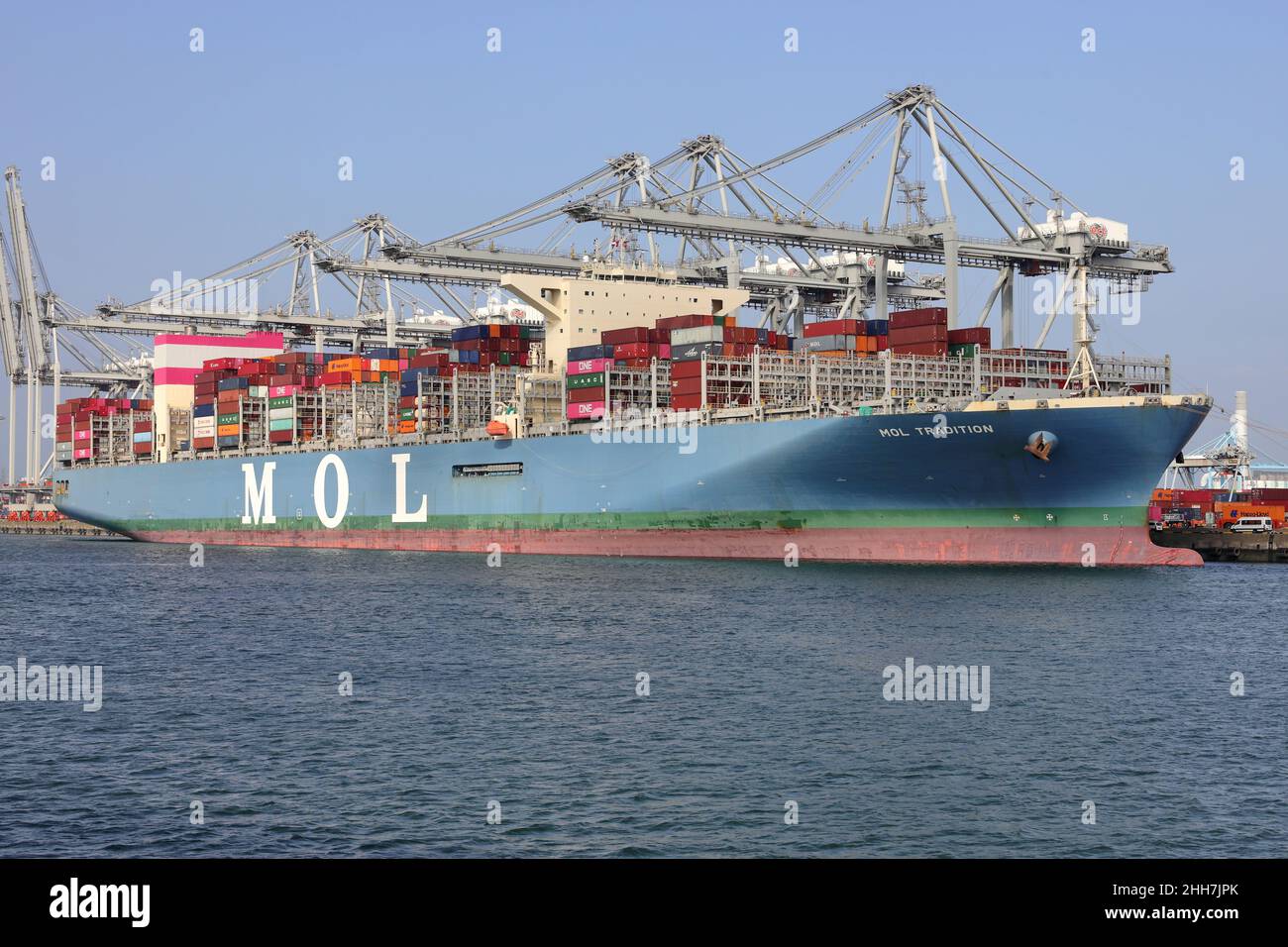 Das Containerschiff MOL Tradition wird am 4. September 2021 im Hafen von Rotterdam entladen. Stockfoto