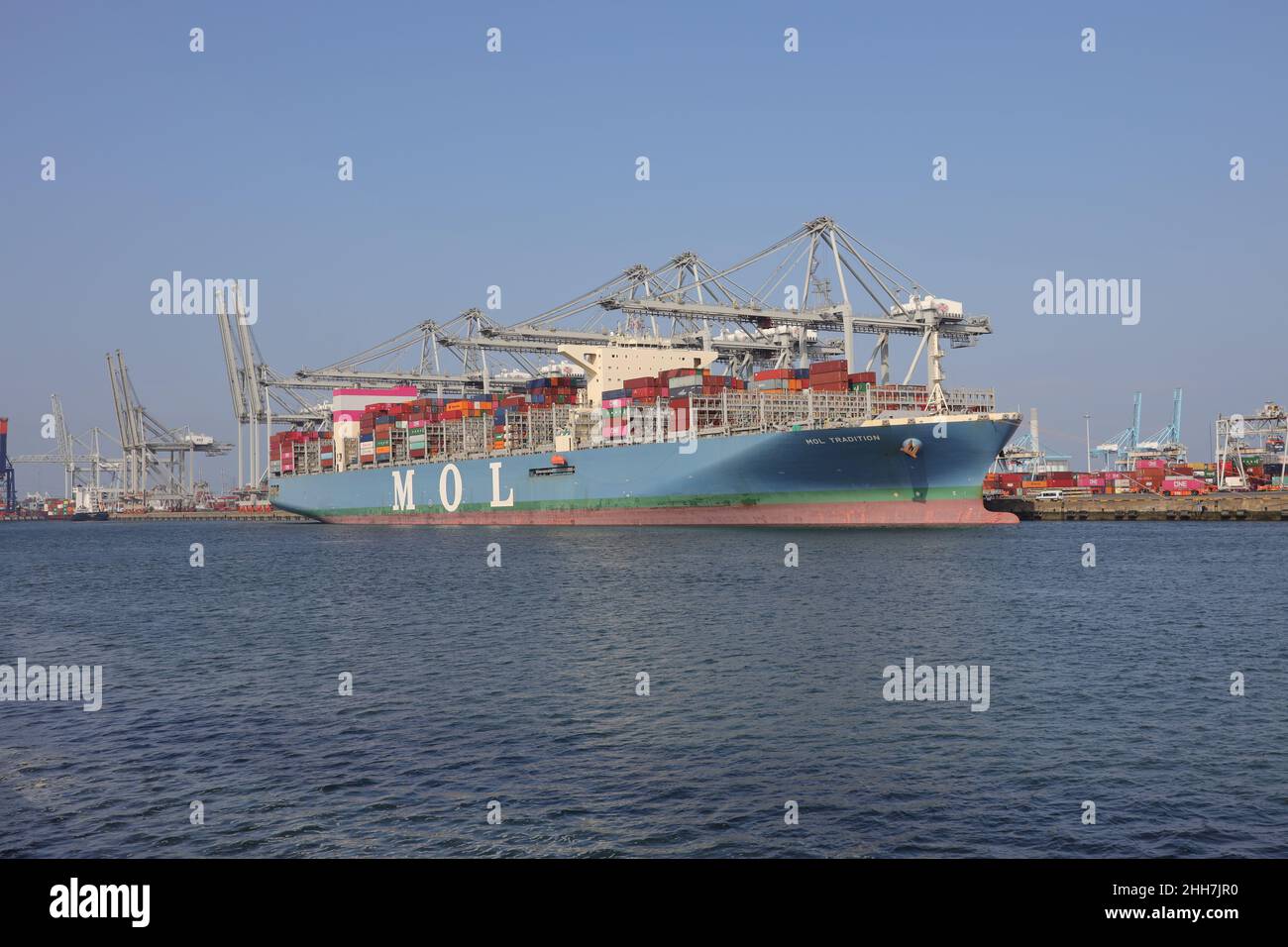 Das Containerschiff MOL Tradition wird am 4. September 2021 im Hafen von Rotterdam entladen. Stockfoto