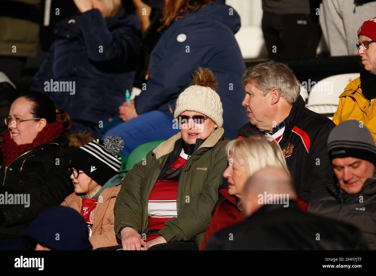 Newcastle, Großbritannien. 23rd Januar 2022. NEWCASTLE UPON TYNE, GROSSBRITANNIEN. JAN 23rd Wigan-Fans genießen die Sonne im Kingston Park während des Freundschaftsspiel zwischen Newcastle Thunder und Wigan Warriors am Samstag, den 22nd. Januar 2022 im Kingston Park, Newcastle. (Kredit: Chris Lishman | MI News) Kredit: MI Nachrichten & Sport /Alamy Live News Stockfoto