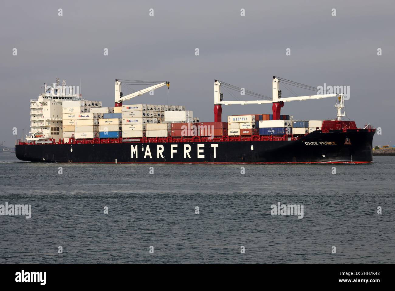 Das Containerschiff Douce France wird am 4. September 2021 den Hafen von Rotterdam verlassen. Stockfoto