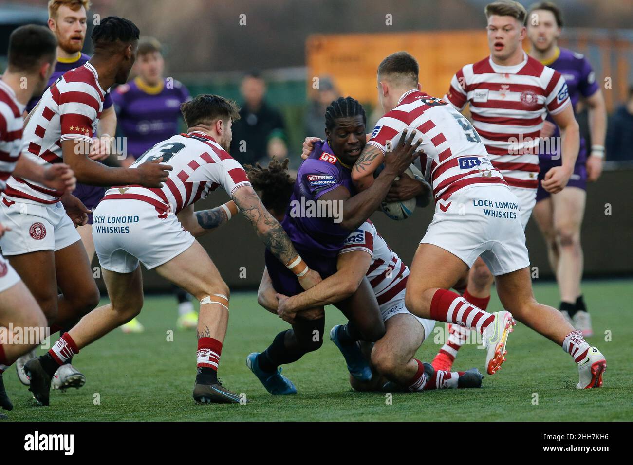 Newcastle, Großbritannien. 23rd Januar 2022. NEWCASTLE UPON TYNE, GROSSBRITANNIEN. JAN 23rd Gideon Boafo von Newcastle Thunder wird von Brad O'Neill von Wigan Warriors während des Freundschaftsspiel zwischen Newcastle Thunder und Wigan Warriors im Kingston Park, Newcastle am Samstag, den 22nd. Januar 2022, angegangen. (Kredit: Chris Lishman | MI News) Kredit: MI Nachrichten & Sport /Alamy Live News Stockfoto