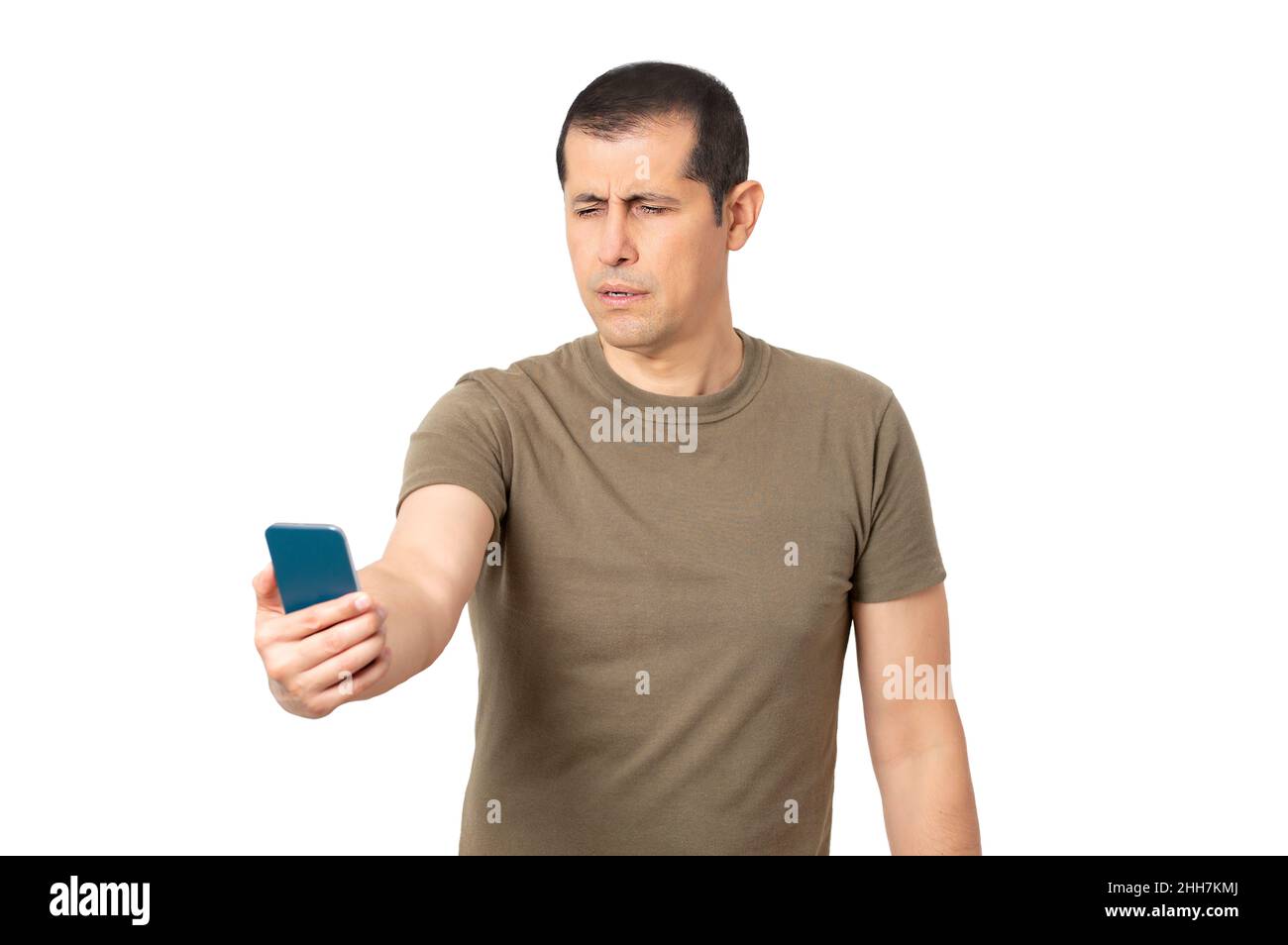 Sehstörungen bei mittleren Erwachsenen beim Lesen von Telefontexten mit weißem Hintergrund Stockfoto