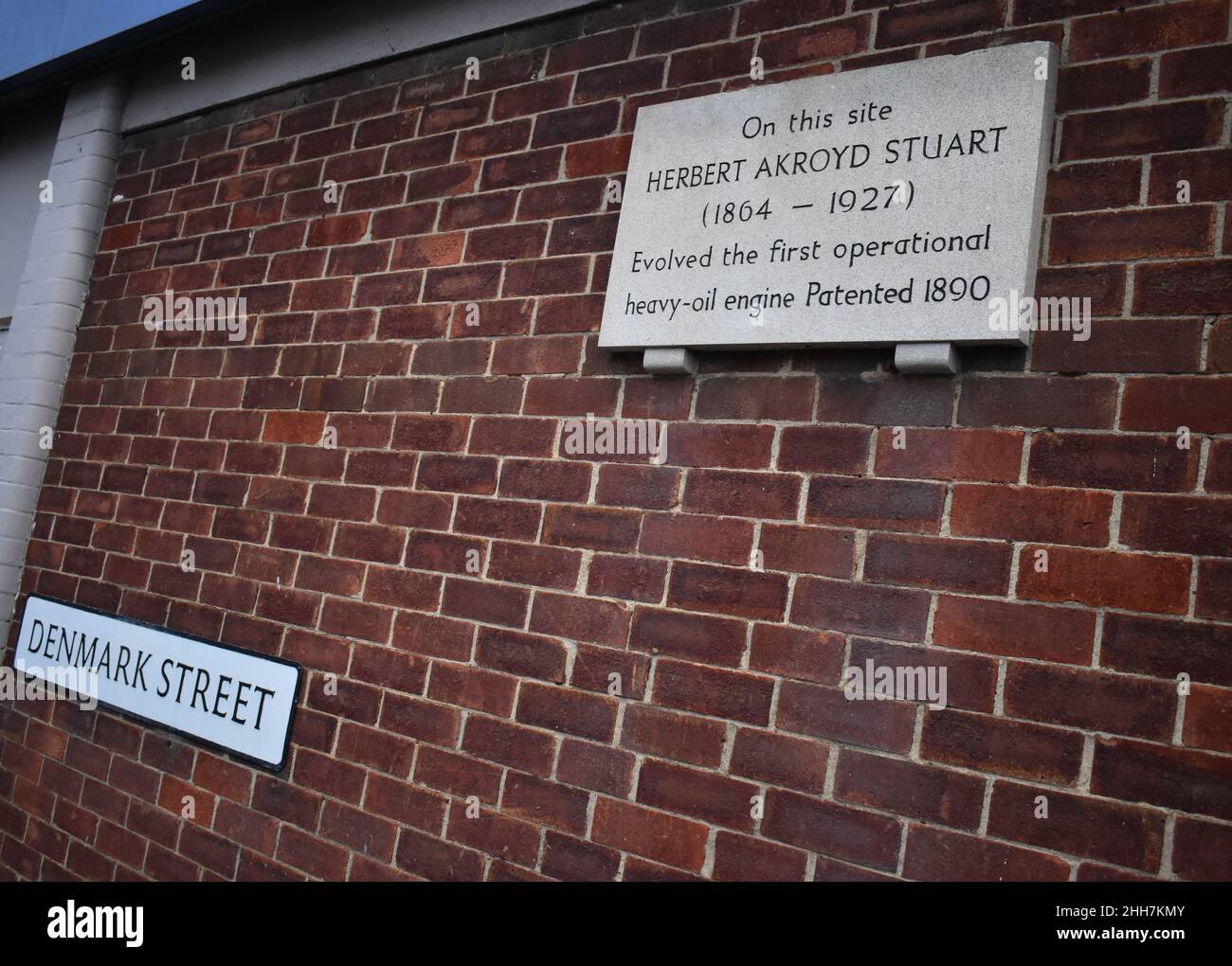 Plakette für Herbert Akroyd Stuart, Erfinder des Heißglühmotors. Dies ist in der Denmark Street in Fenny Stratford, Milton Keynes. Stockfoto