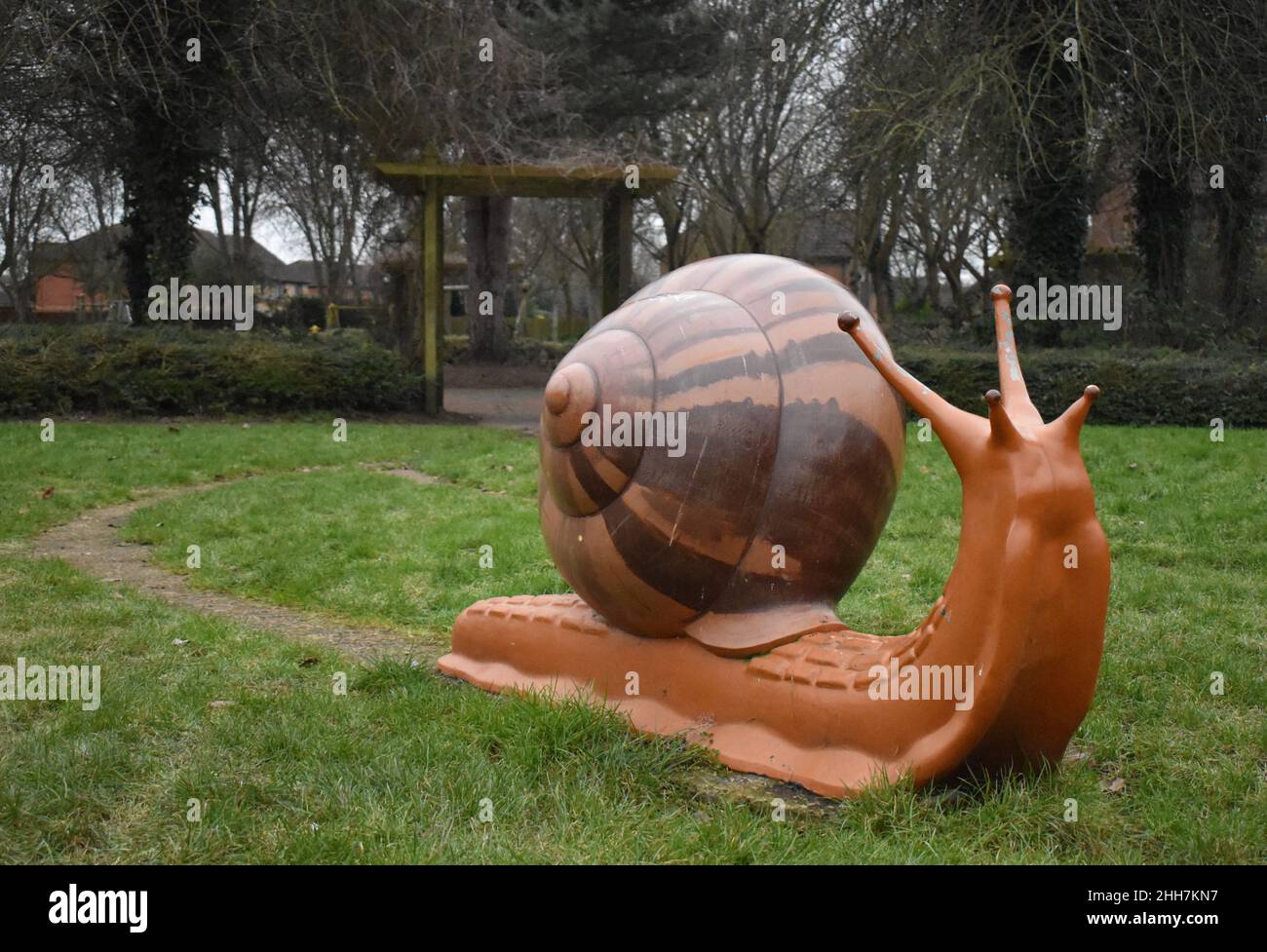 The Snail Trail - drei riesige Schneckenskulpturen im Park am Walnut Tree, Milton Keynes. Stockfoto