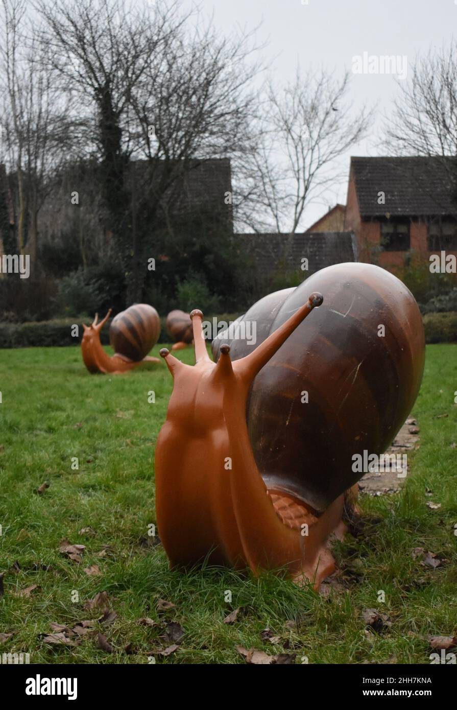 The Snail Trail - drei riesige Schneckenskulpturen im Park am Walnut Tree, Milton Keynes. Stockfoto