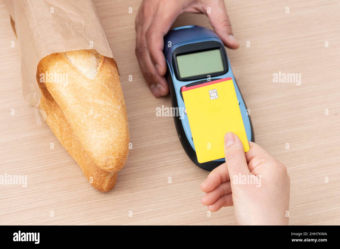 Nahaufnahme eines Kunden, der eine Kreditkartenzahlung in einer Bäckerei abgibt Stockfoto