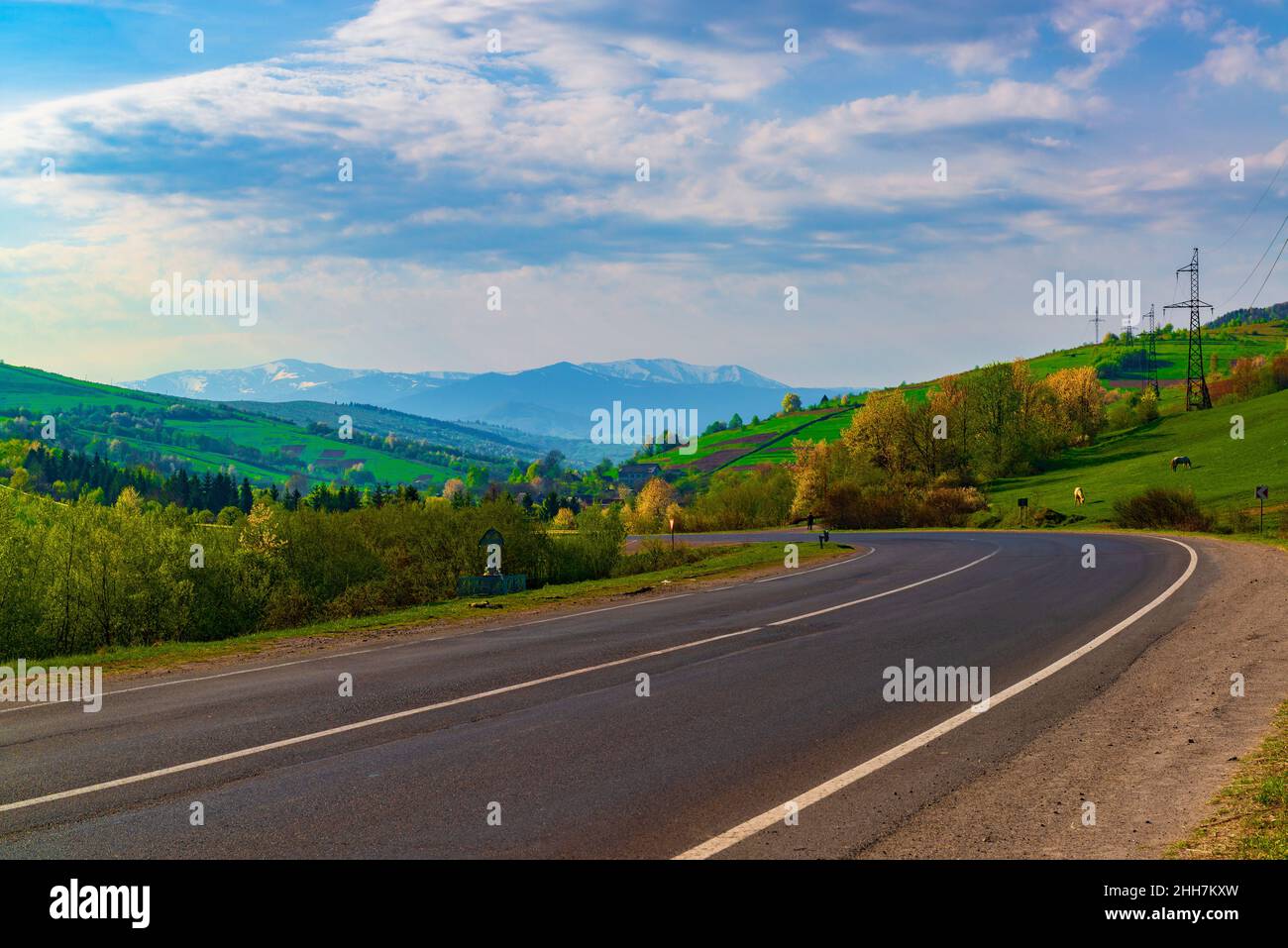 Straße durch Karpaten in der Ukraine. Straße zur Staatsgrenze. Straße durch die Hügel auf dem Land. Stockfoto