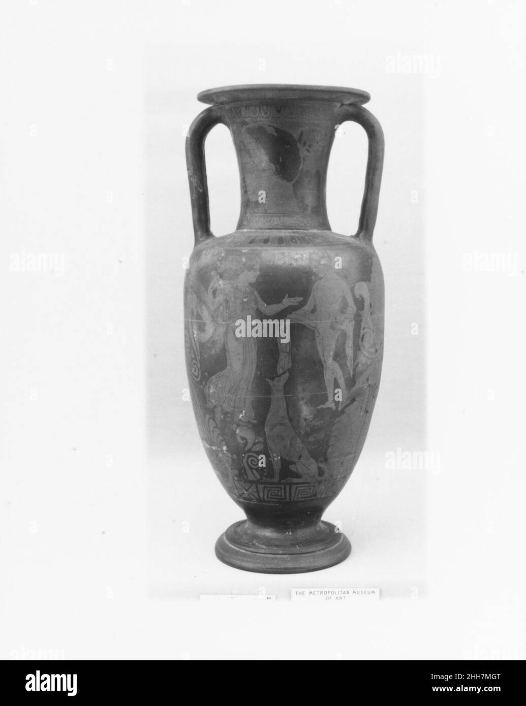 Terracotta Hals-Amphore (Glas) ca. 350–325 v. Chr. dem parrisischen Maler zugeschrieben Vorderseite, Frau, Jugend und DogUmkehr, zwei JugendlicheAuf dem Hals, Vorder- und Rückseite, Kopf eines JugendlichsDie Bedeutung der Szene ist nicht klar. Die Prominenz des Hundes ist ungewöhnlich und spiegelt die unabhängige Neigung des Parrish-Malers wider. Terracotta Hals-Amphore (Glas) 245612 Stockfoto