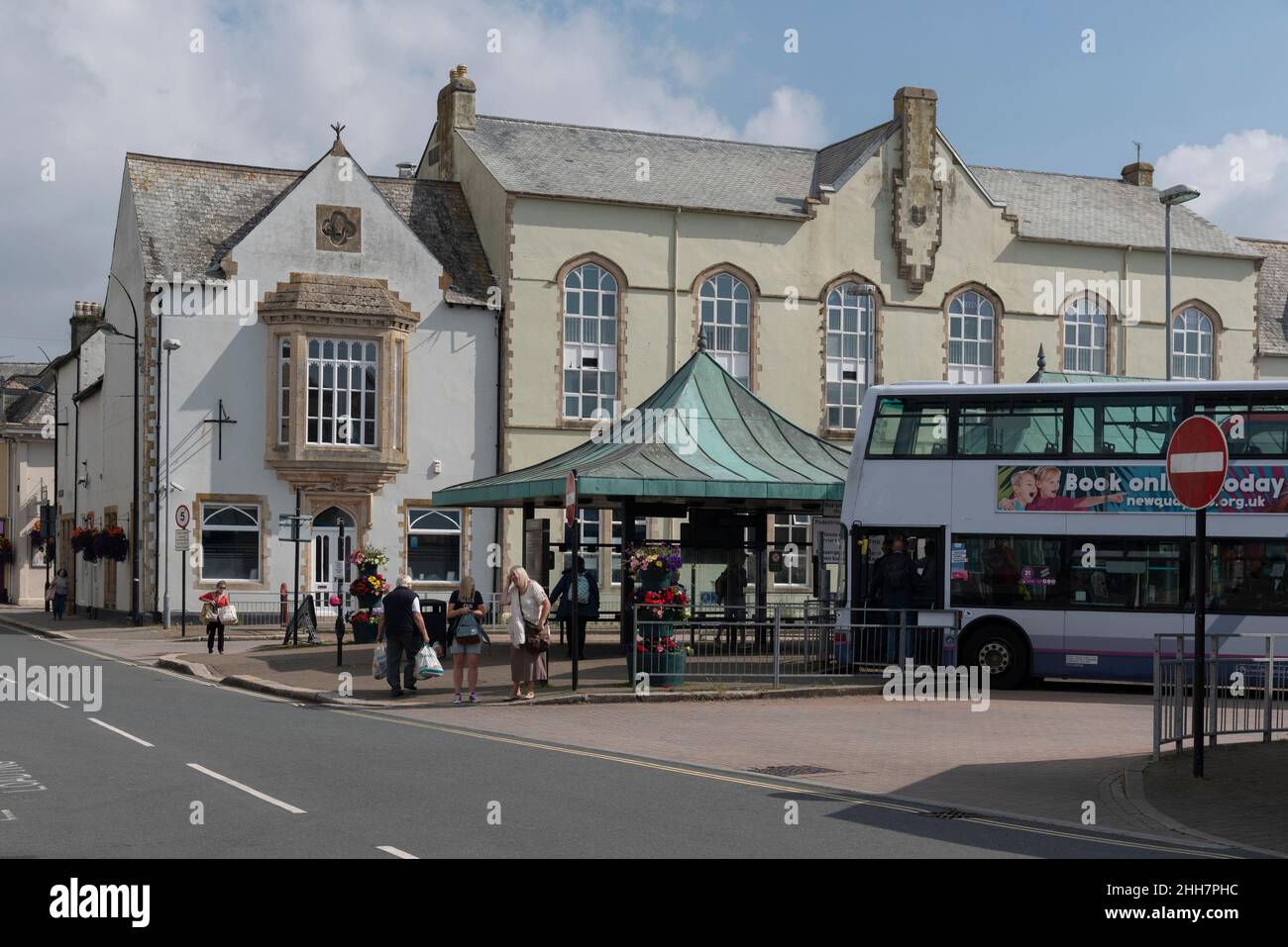 Truro, Cornwall, England, Großbritannien. 2021. Busse, die am Busbahnhof Truro im Stadtzentrum ankommen und abfahren. Stockfoto