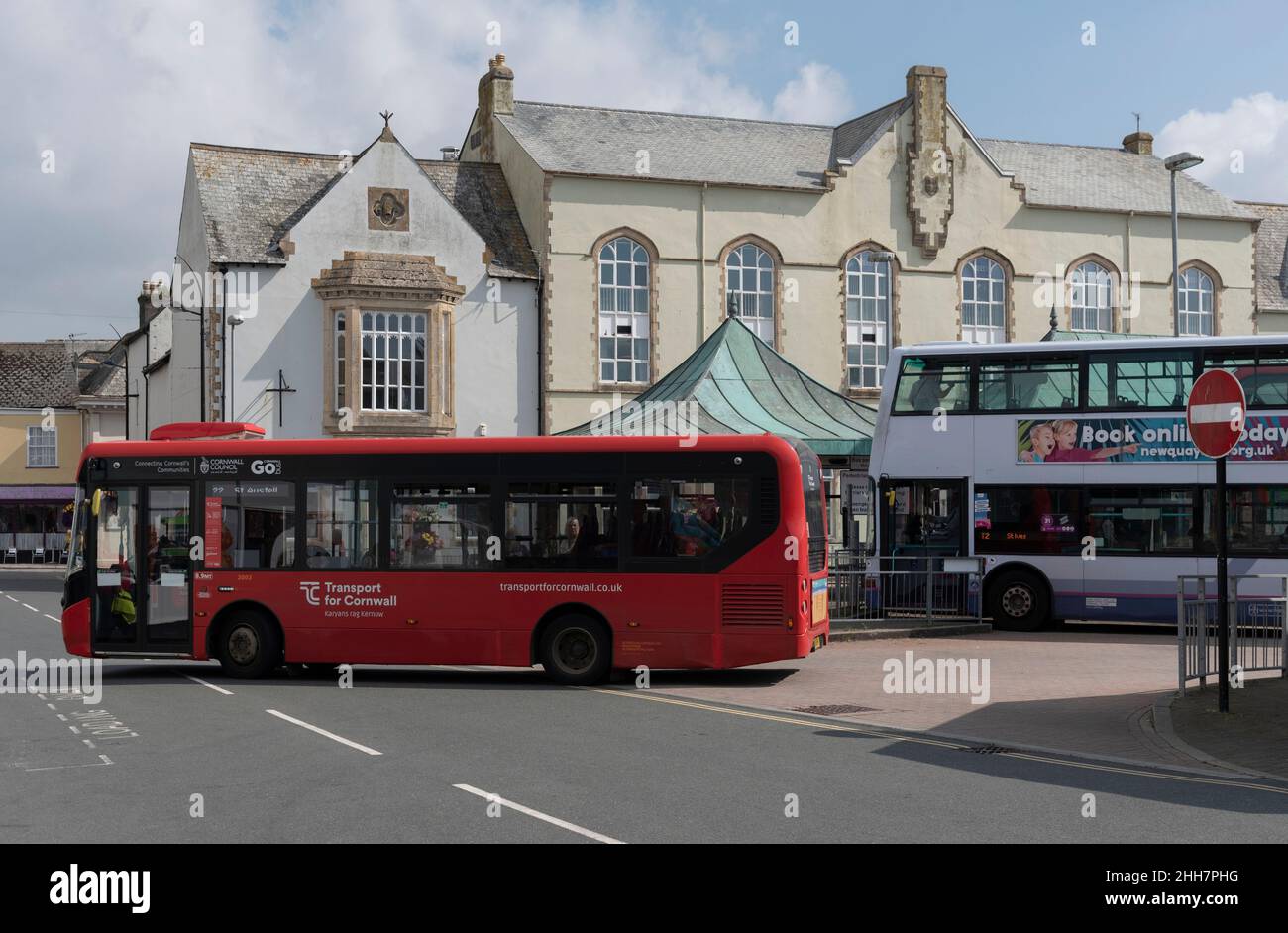 Truro, Cornwall, England, Großbritannien. 2021. Busse, die am Busbahnhof Truro im Stadtzentrum ankommen und abfahren. Stockfoto