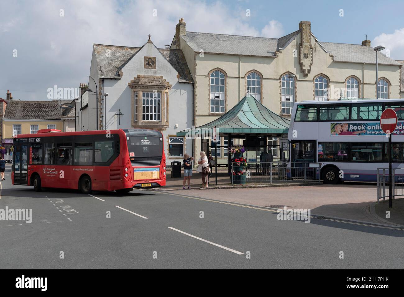 Truro, Cornwall, England, Großbritannien. 2021. Busse, die am Busbahnhof Truro im Stadtzentrum ankommen und abfahren. Stockfoto