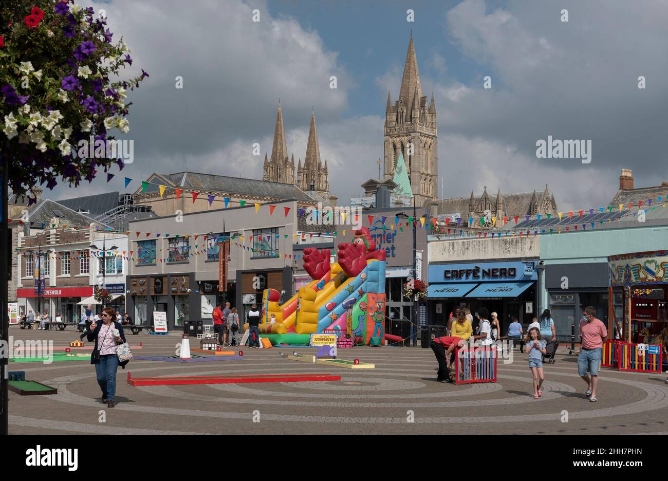 Truro, Cornwall, England, Großbritannien. 2021. Einkaufsviertel im Stadtzentrum und die Kathedrale von Truro. Stockfoto