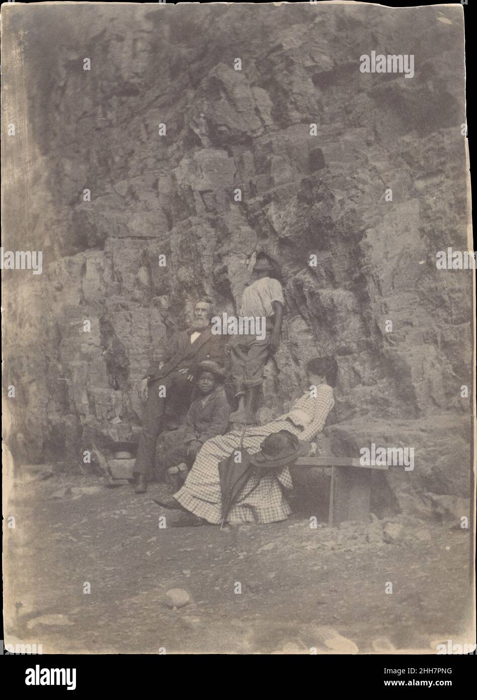 [William H. MacDowell and Margaret Eakins in Saltville (or Clinch Mountain), Virginia] 1880–82 Thomas Eakins American zugeschrieben Diese Ansicht, vielleicht eine der frühesten Fotografien von Thomas Eakins, zeigt William H. MacDowell, den Kupferstecher in Philadelphia (später Eakins Schwiegervater), die Schwester des Künstlers, Und zwei Jungen bei einem legeren Ausflug nach Clinch Mountain, Virginia. Die Sitters ruhen auf einer rauhen Bank im Schatten einer bebauten Felswand, die als neutrale Studiokulisse oder Vorhang für die Sommertouristen dient. [William H. MacDowell und Margaret Eakins in Saltville (oder Clinch Mountain Stockfoto