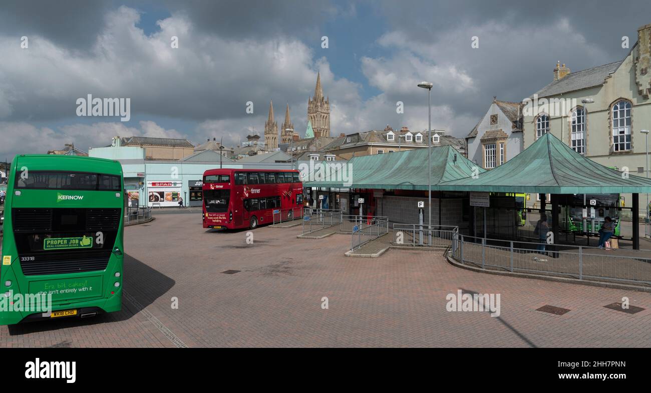 Truro, Cornwall, England, Großbritannien. 2021. Busse, die den Busbahnhof Truro im Stadtzentrum und die Kathedrale erreichen und abfahren. Stockfoto