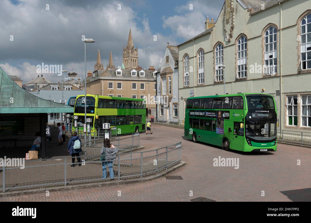 Truro, Cornwall, England, Großbritannien. 2021. Busse, die den Busbahnhof Truro im Stadtzentrum und die Kathedrale erreichen und abfahren. Stockfoto