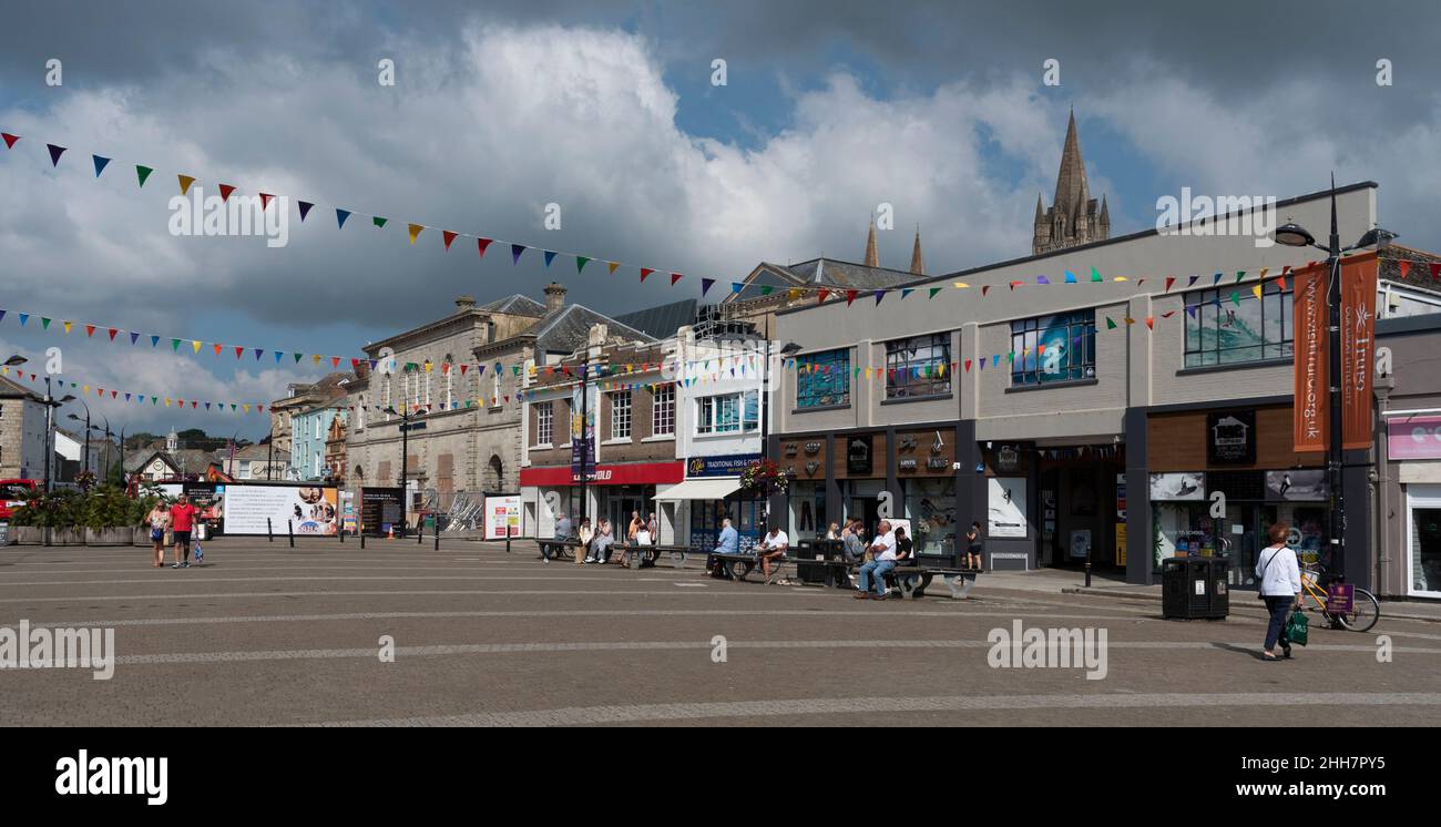 Truro, Cornwall, England, Großbritannien. 2021. Einkaufsviertel im Stadtzentrum und die Kathedrale von Truro. Stockfoto