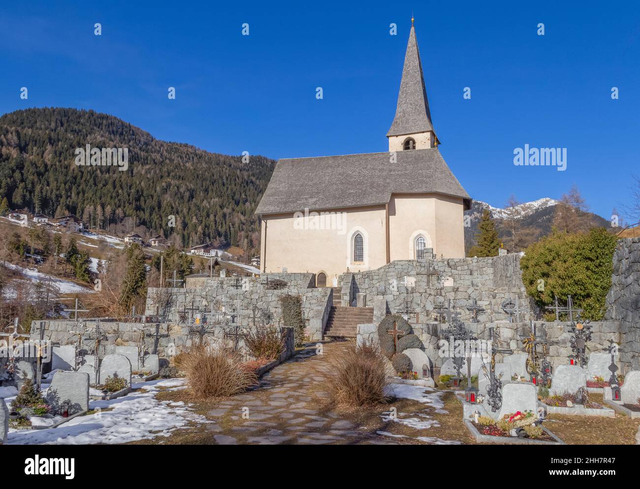 Kirche und Friedhof in einem Dorf namens St. Felix in Südtirol zur Winterzeit Stockfoto