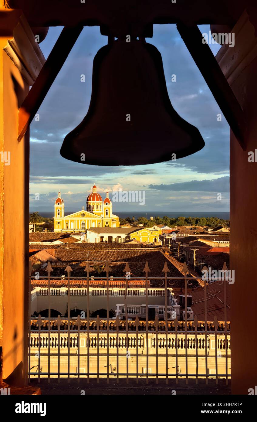 Die wunderschöne neoklassizistische Kathedrale von Granada und der Glockenturm der Kirche La Merced, Granada, Nicaragua Stockfoto