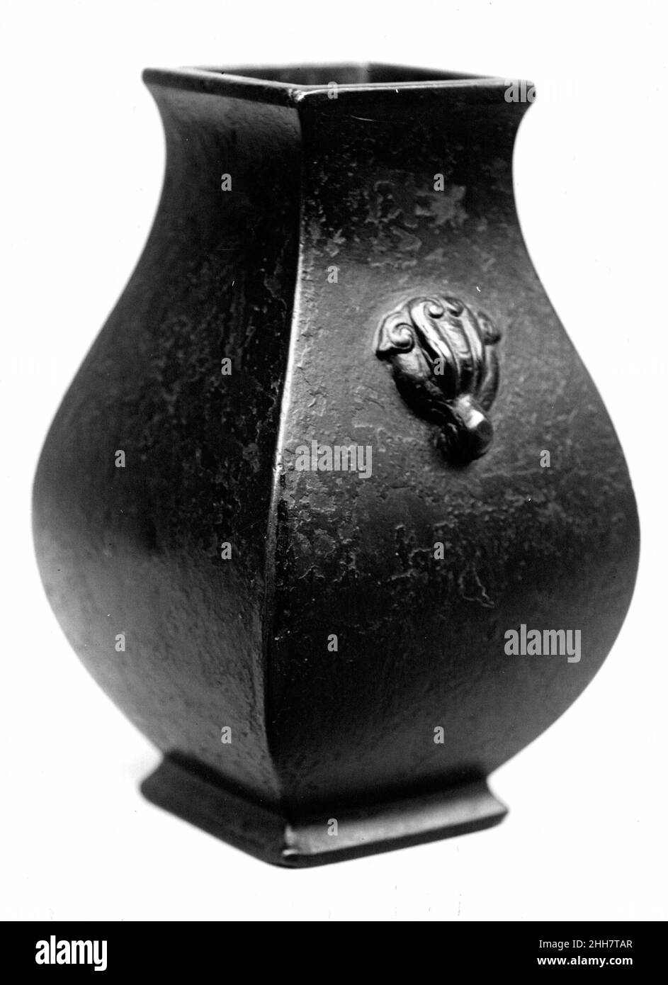 Vase (Fang) 18th–19th Jahrhundert China. Vase (Fang). China. 18th–19th Jahrhundert. Bronze. Qing-Dynastie (1644–1911). Metallverarbeitung Stockfoto