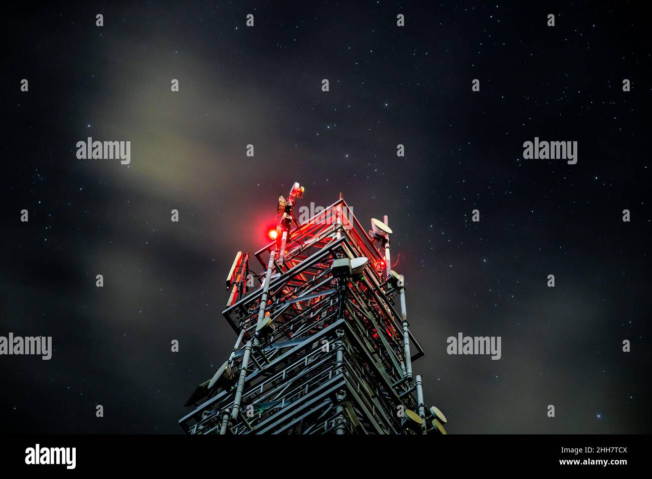 Turm für mobile Kommunikationssysteme 4G und 5G auf dem Hintergrund des Sternenhimmels. Basisstation nachts Stockfoto