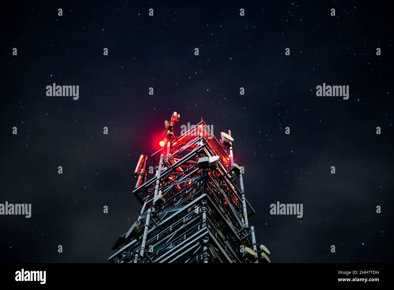 Turm für mobile Kommunikationssysteme 4G und 5G auf dem Hintergrund des Sternenhimmels. Basisstation nachts Stockfoto