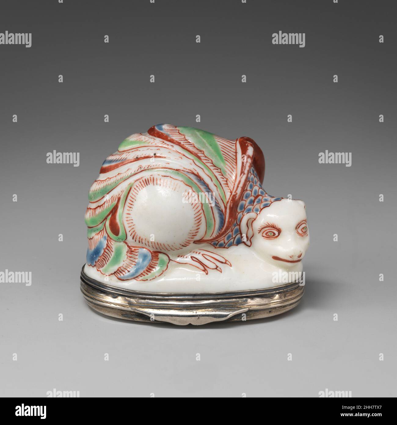 Schnupfbox in Form eines Gürteltieres ca. 1740–50 Saint-Cloud-Fabrik in der ersten Hälfte des 18. Jahrhunderts produzierte Saint-Cloud eine breite Palette von Bagatellen oder Kleinigkeiten in Form von weichen Porzellanschnuffboxen, Pommels, Besteck und Rohrgriffen. Sie wurden oft mit exotischen Figuren und Landschaften dekoriert, die von asiatischen Motiven inspiriert waren. Diese ungewöhnliche Schnupfbox zeigt ein Gürteltier. Als in Südamerika heimisches Säugetier waren die Armadillos bereits im 16. Jahrhundert in allegorischen Darstellungen Amerikas zu sehen (zum Beispiel Adrien Collaerts Darstellung von Amerika auf einem riesigen Armadil Stockfoto