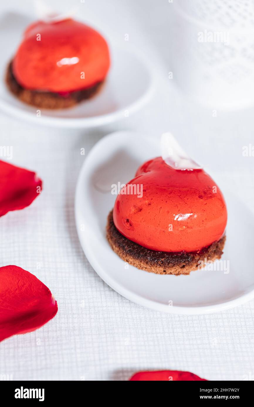 Valentinstag herzförmige Schokolade und Erdbeerkuchen. Feier der Liebe Konzept. Stockfoto