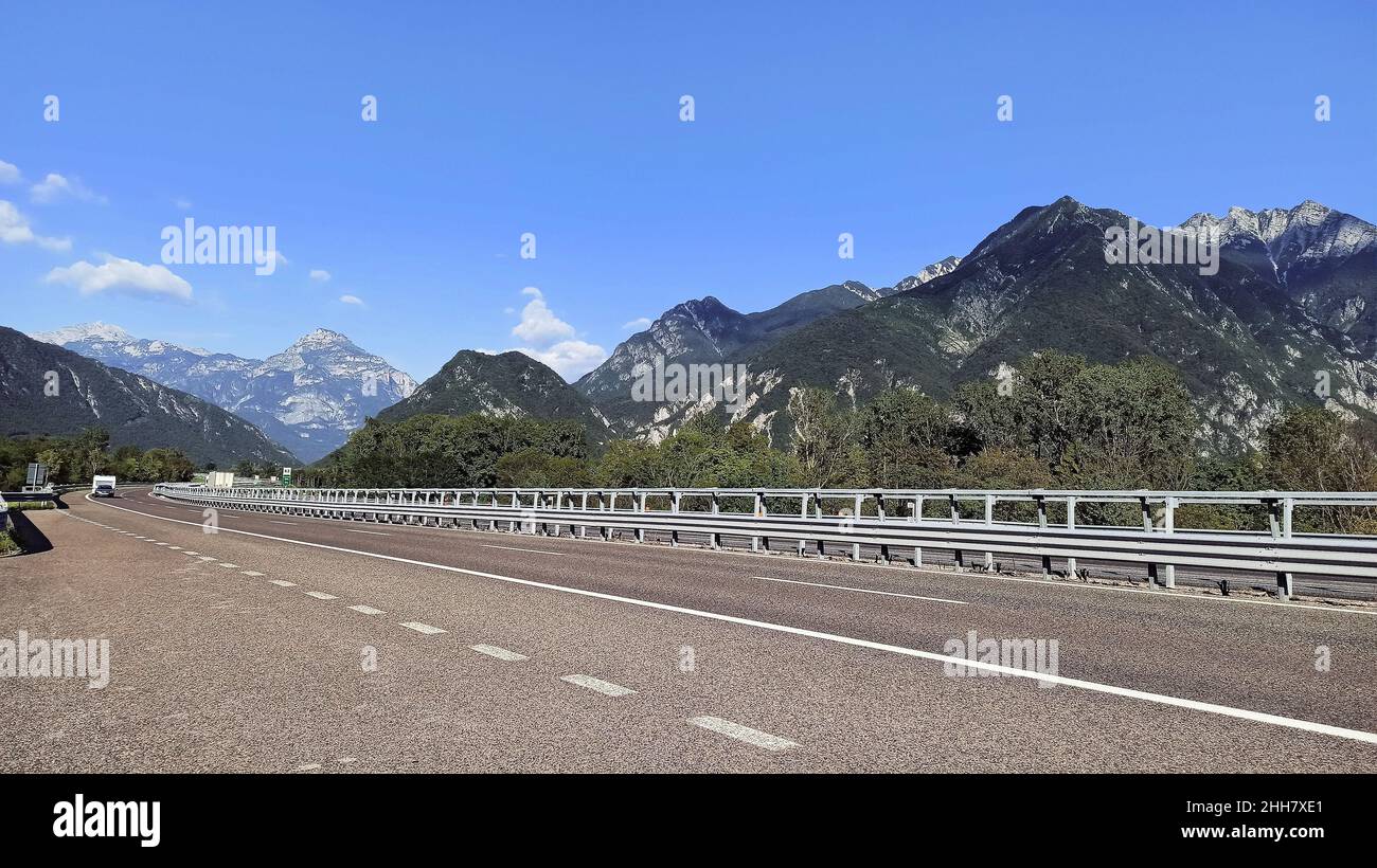 Blick auf den Berg von der Straße in Norditalien Stockfoto