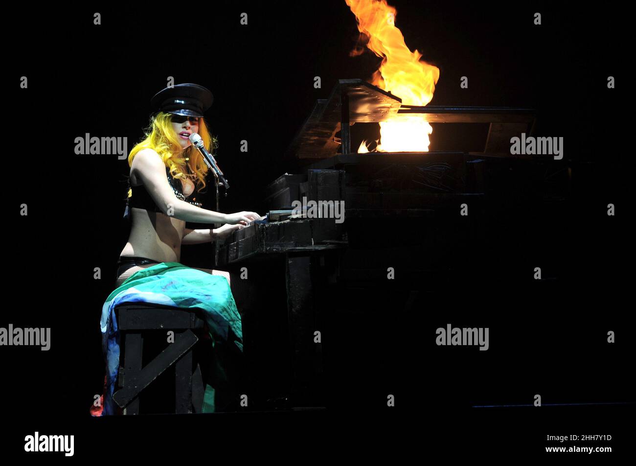 Turin Italien 2010-11-09 : Live-Konzert der amerikanischen Singer-Songwriterin Lady Gaga im Palaolimpico, der Monster Ball Tour Stockfoto