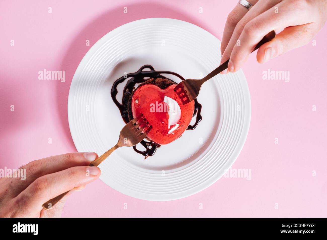 Valentinstag herzförmige Schokolade und Erdbeerkuchen. Feier der Liebe Konzept. Stockfoto