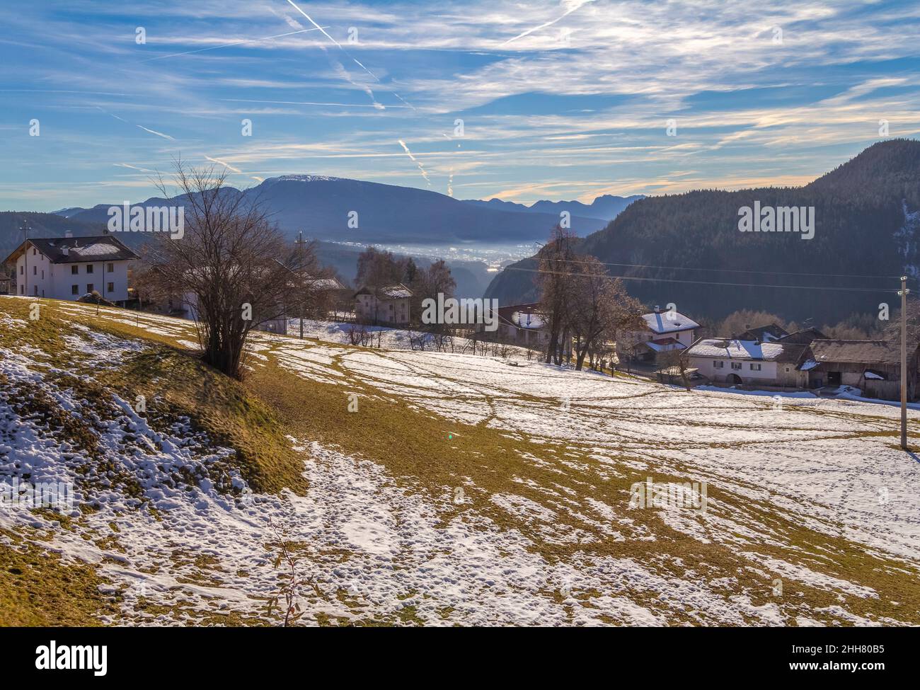 Alpine Landschaft rund um ein Dorf namens St. Felix in Südtirol im Winter Stockfoto