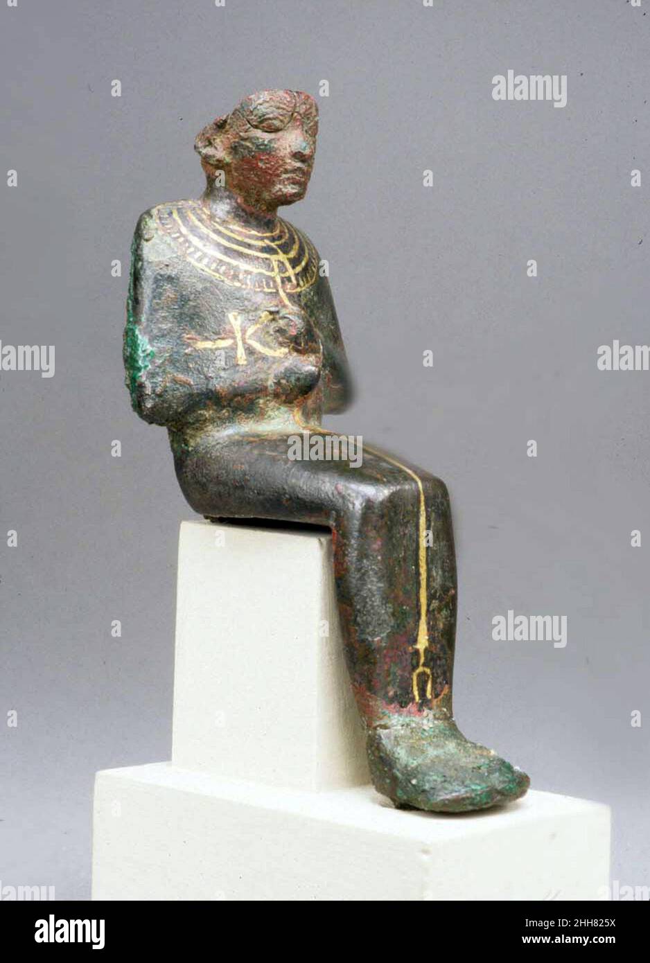 Sitzende Ptah Ca. 1070–664 v. Chr. Dritte mittlere Periode, möglicherweise früher die Mütze der Figur fehlt, aber trotzdem ist der gott Ptah an den Insignien, die er hält, dem erhöhten Rand seines Kleides im Rücken und der Gegenposition, die hinter seiner Halskette hängt, erkennbar. Ptah's Hals wird leicht nach vorne geschoben. Seine Merkmale, soweit unter der Korrosion erkennbar, sind ungewöhnlich, die Augen groß und die Lippen voll und gewunden. Er scheint früher als die späte Periode datieren zu können, aber es ist schwierig, wie viel früher festzumachen. Sitzende Ptah. Ca. 1070–664 V. CHR. Bronze, Edelmetalleinlage. Dritte Mittlere Peri Stockfoto