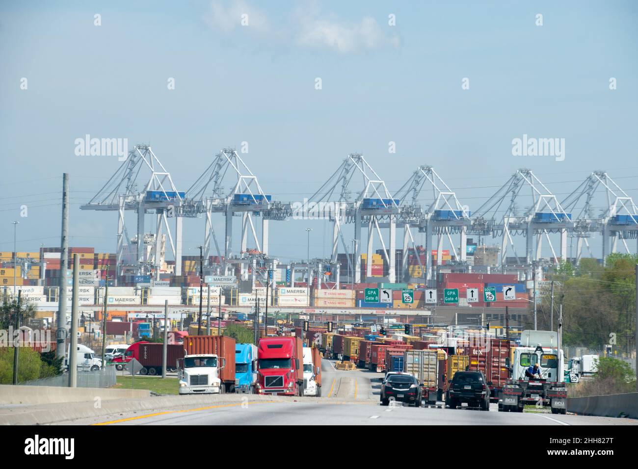 Ein Back-up von Frachtereshalb-Trucks im Hafen von Savannah während der COVID Stockfoto