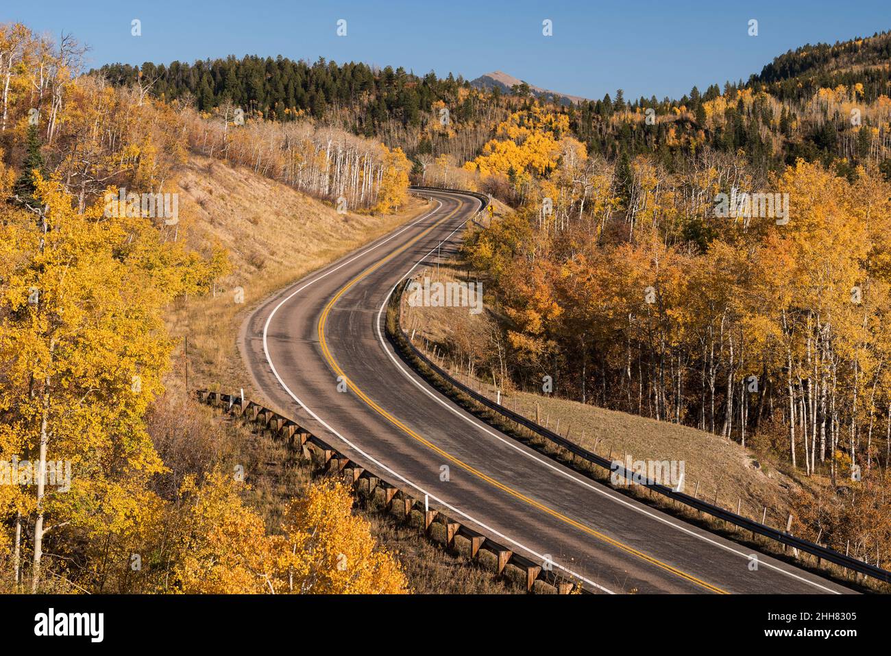West Elk Loop Scenic Byway auf dem McClure Pass 8.755 Meter. Das Hotel liegt im Gunnison National Forest, Colorado. Stockfoto