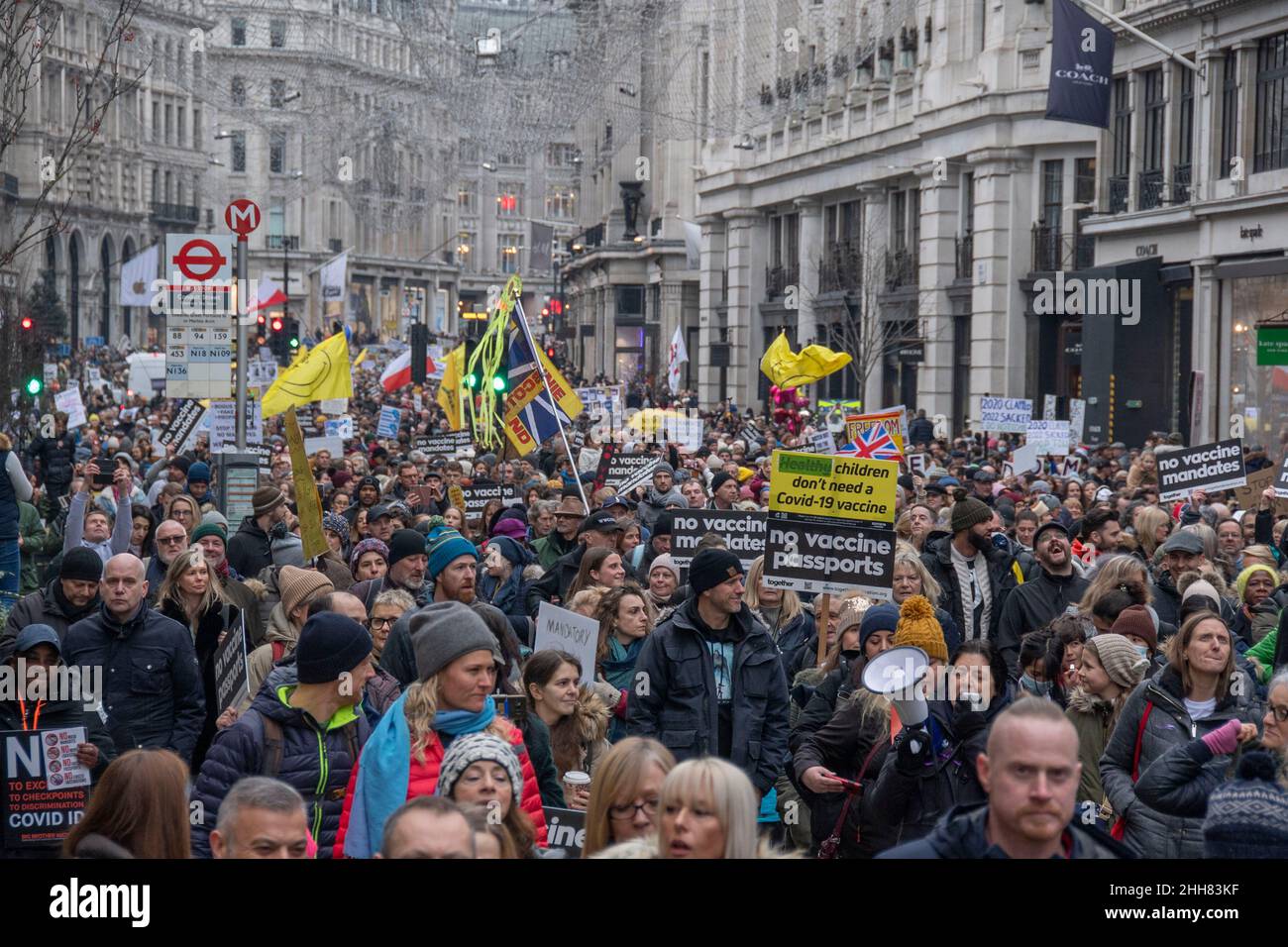 March for Freedom, London, Großbritannien - 22nd. Januar 2022 Tausende Demonstranten marschieren während einer weltweiten Kundgebung für freedo durch das Zentrum von London Stockfoto