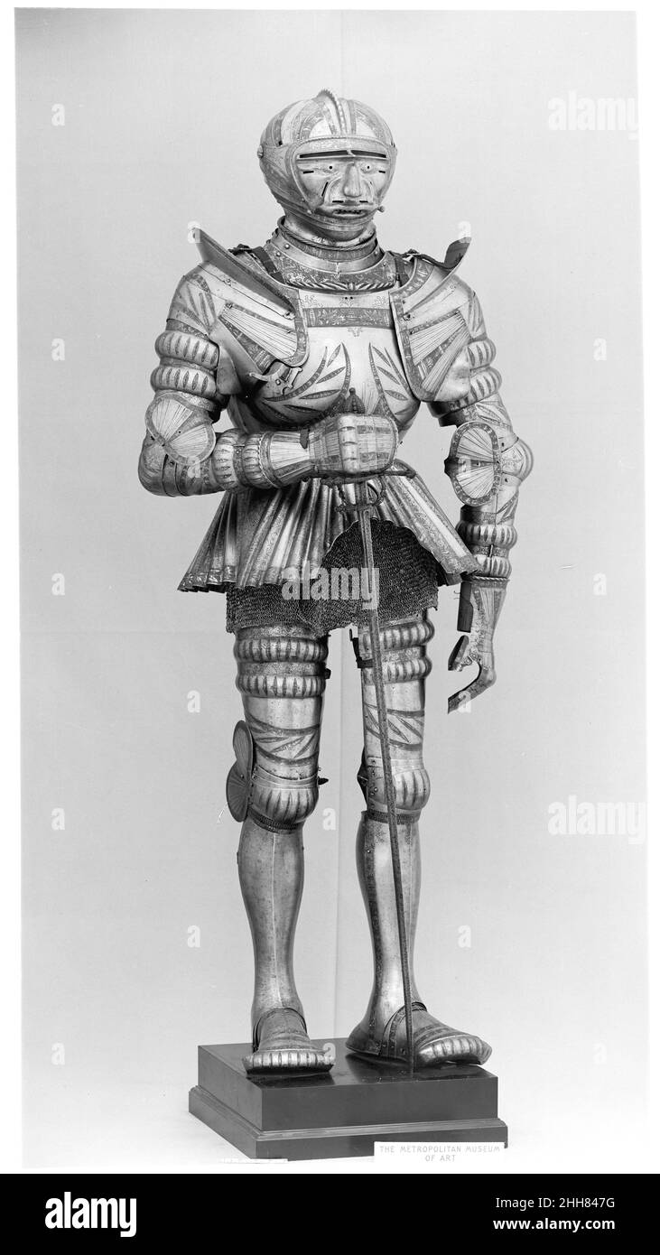 Rüstung ca. 1515 und später wurde Helmet Kolman Helmschmid zugeschrieben das Design der Rüstung wurde oft durch den Stil der Herrenbekleidung beeinflusst. Von etwa 1510 bis etwa 1530, in Süddeutschland und Österreich, wurde dieser Trend zu einem extrem in aufwendigen Rüstungen, die direkt imitierte extravagante Puffs und zerschlagenen Kostüm genommen. Nur die talentiertesten und einfallsreichsten Waffler konnten erfolgreich geschnittene Samt- und bestickte Seide aus gehämmertem und geätztem Stahl neu erschaffen. Die renommiertesten Praktiker dieses anspruchsvollen Stils waren Conrad Seusenhofer (aktiv 1500–1517) aus Innsbruck und Kolman Helmschmid (1471) Stockfoto