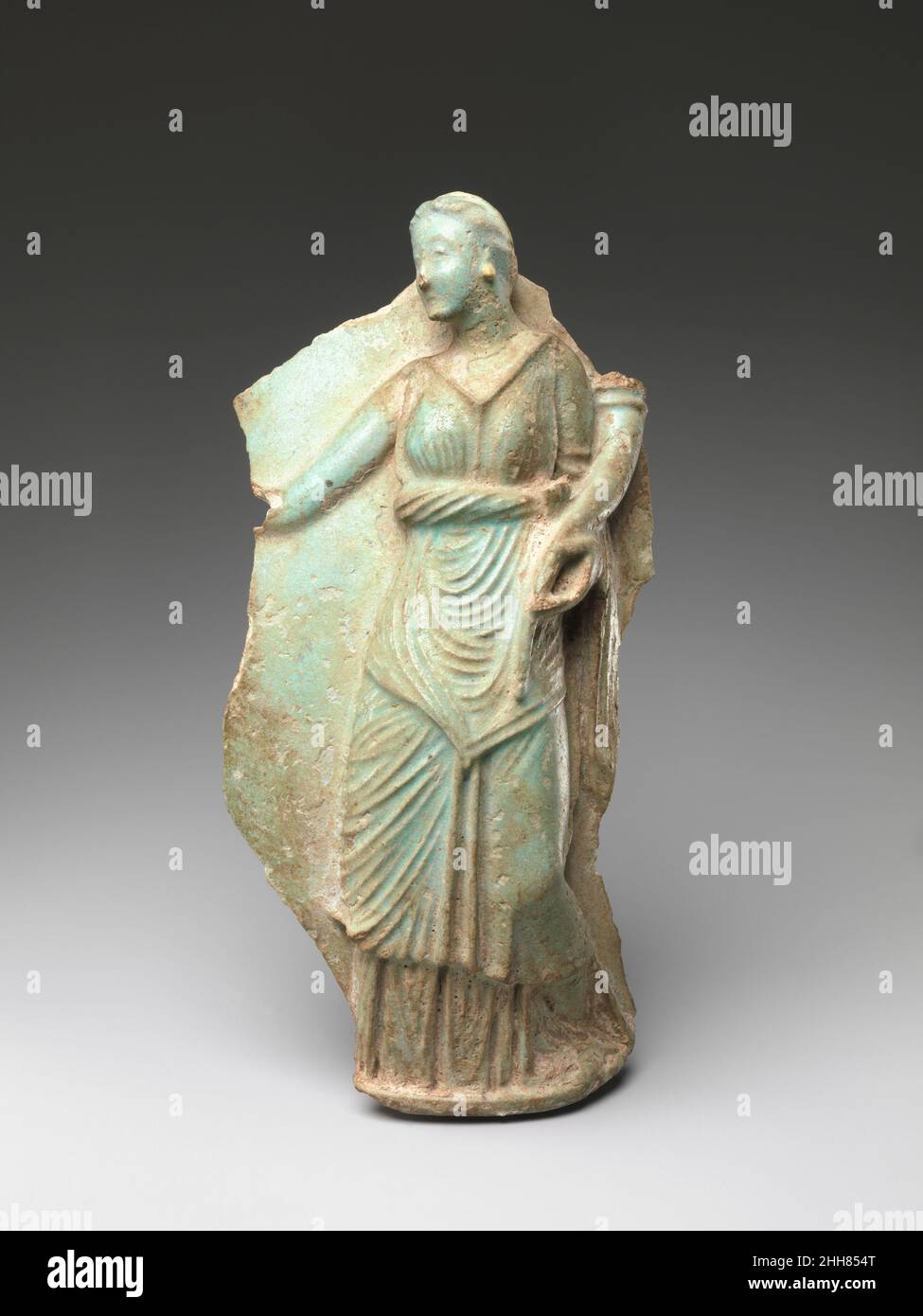 Fragment einer Vase, die Berenike II. 246–221 v. Chr. darstellt.ptolemäische Periode Ptolemäische oinochoai (Weinkannen) mit Porträts der Königinnen waren Trankopfer, die mit dem königlichen Kult verbunden waren, höchstwahrscheinlich mit der Arsinoeia, dem Fest, das zu Ehren von Arsinoe II. Gegründet wurde Auf vollständigen Beispielen gießt die Figur der Königin ein Trankopfer auf einen Opferaltar mit einer heiligen Säule, die hinter ihr steht, eine Szene, die darauf hindeutet, dass Unterweltgötter angesprochen werden, möglicherweise Grabgötter. Der rituelle Einsatz von Treue und stilistischen Merkmalen sind Indikatoren für den Einfluss der traditionellen ägyptischen Kultur auf die Ty Stockfoto