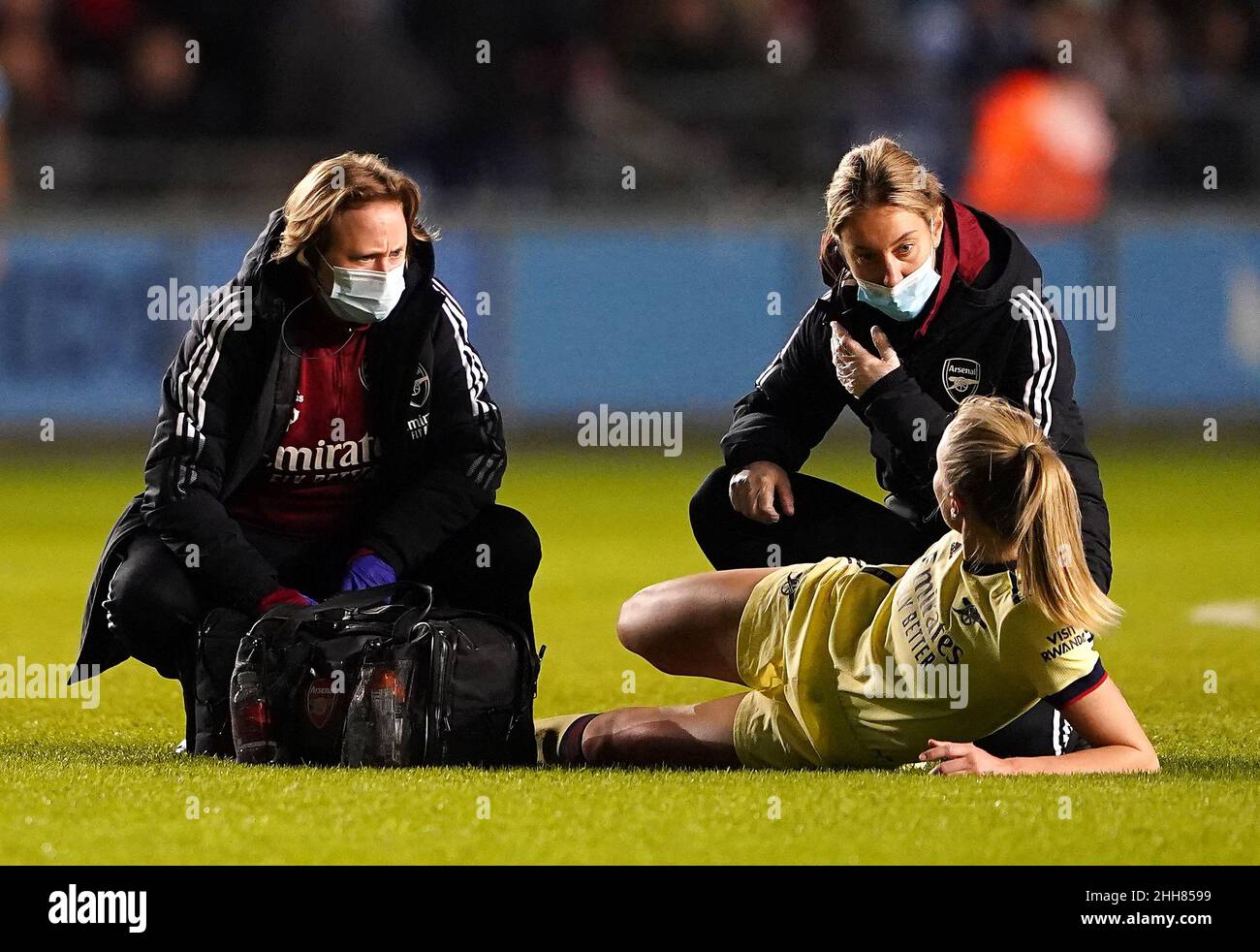 Leah Williamson von Arsenal wird wegen einer Verletzung während des Spiels der Barclays FA Women's Super League im Manchester City Academy Stadium, Manchester, behandelt. Bilddatum: Sonntag, 23. Januar 2022. Stockfoto