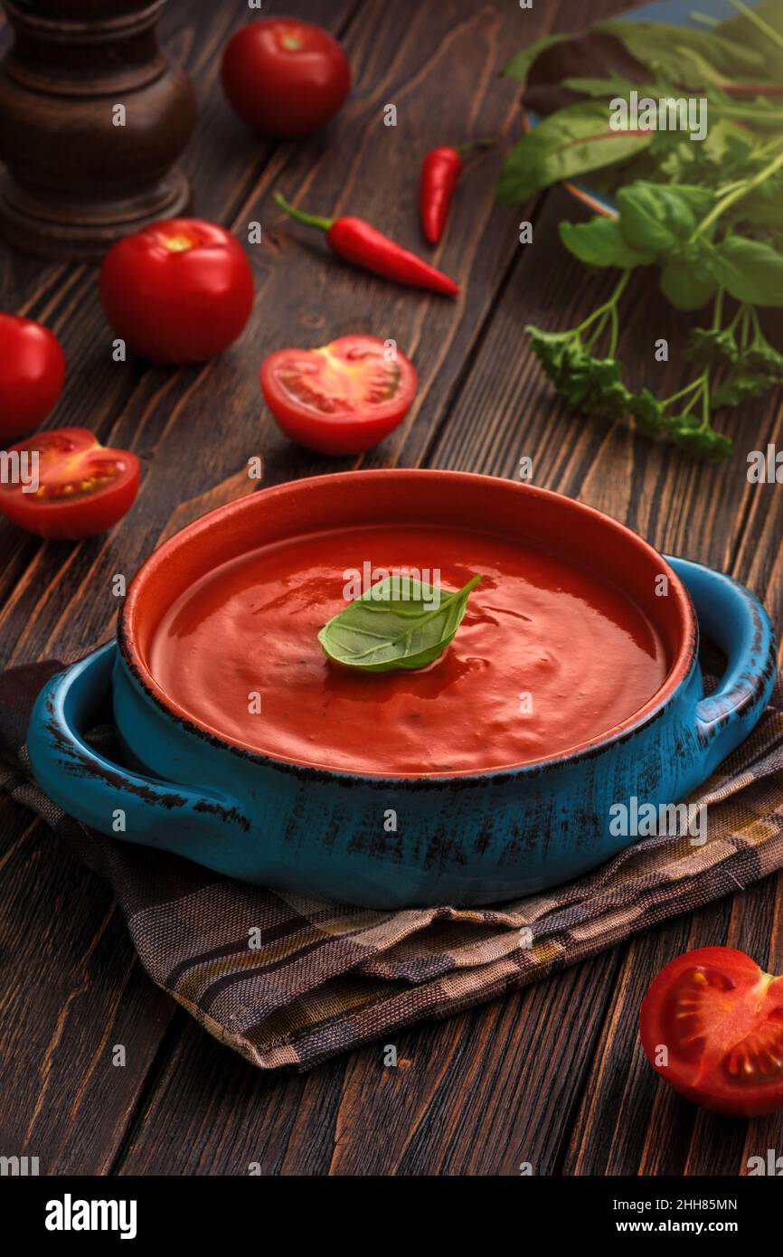 Traditionelle Tomatencremesuppe und Lebensmittelzutaten. Stockfoto