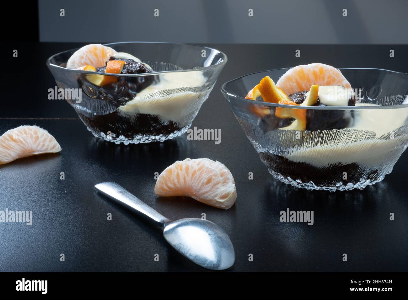 Helsinki / Finnland - 23. JANUAR 2022: Traditionelle finnische Küche - zu Ostern wird in der Regel Roggenmämmi mit frischer Creme oder Pudding gegessen. Stockfoto