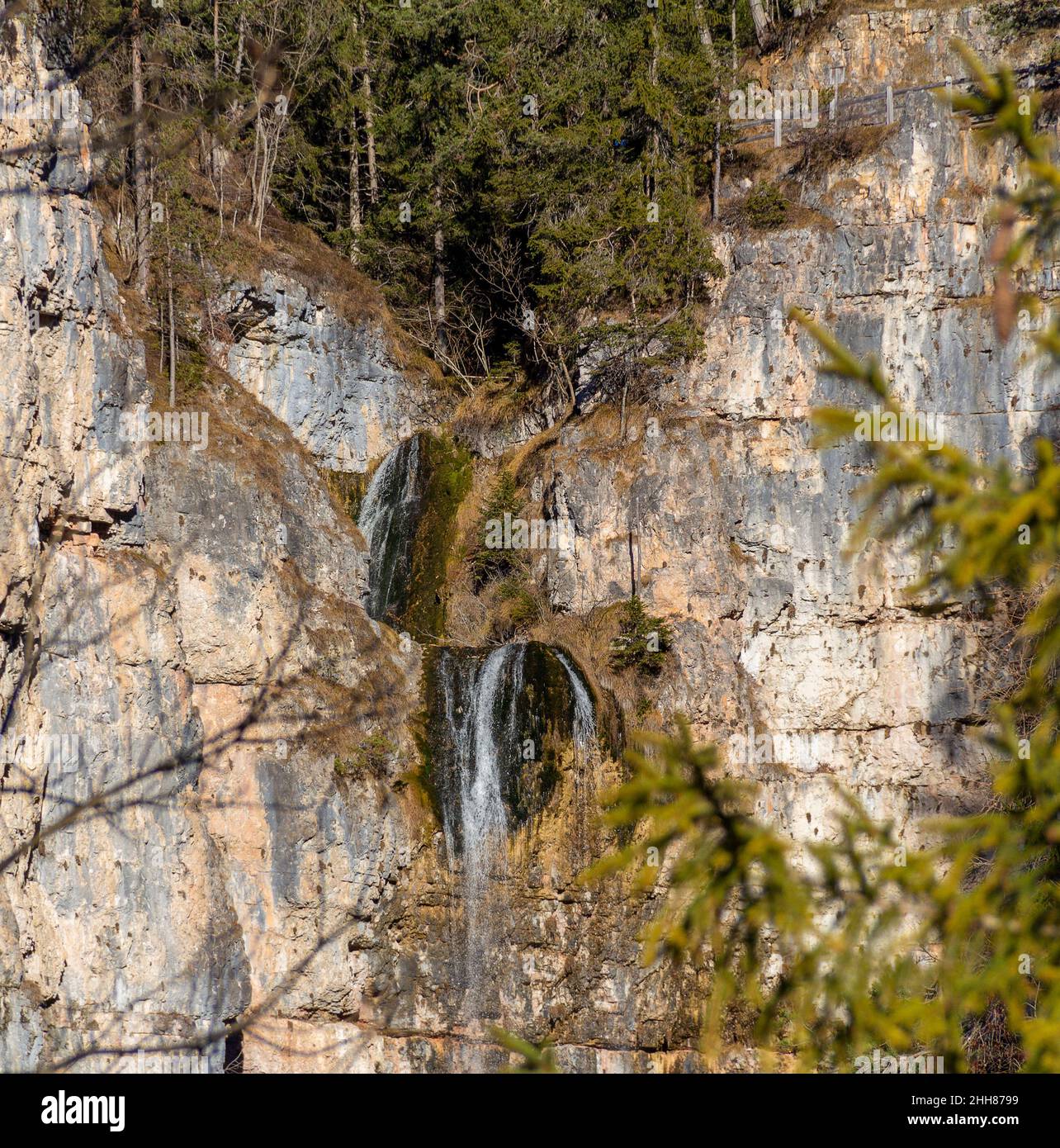 Wasserfall bei St. Felix in Südtirol zur Winterzeit Stockfoto