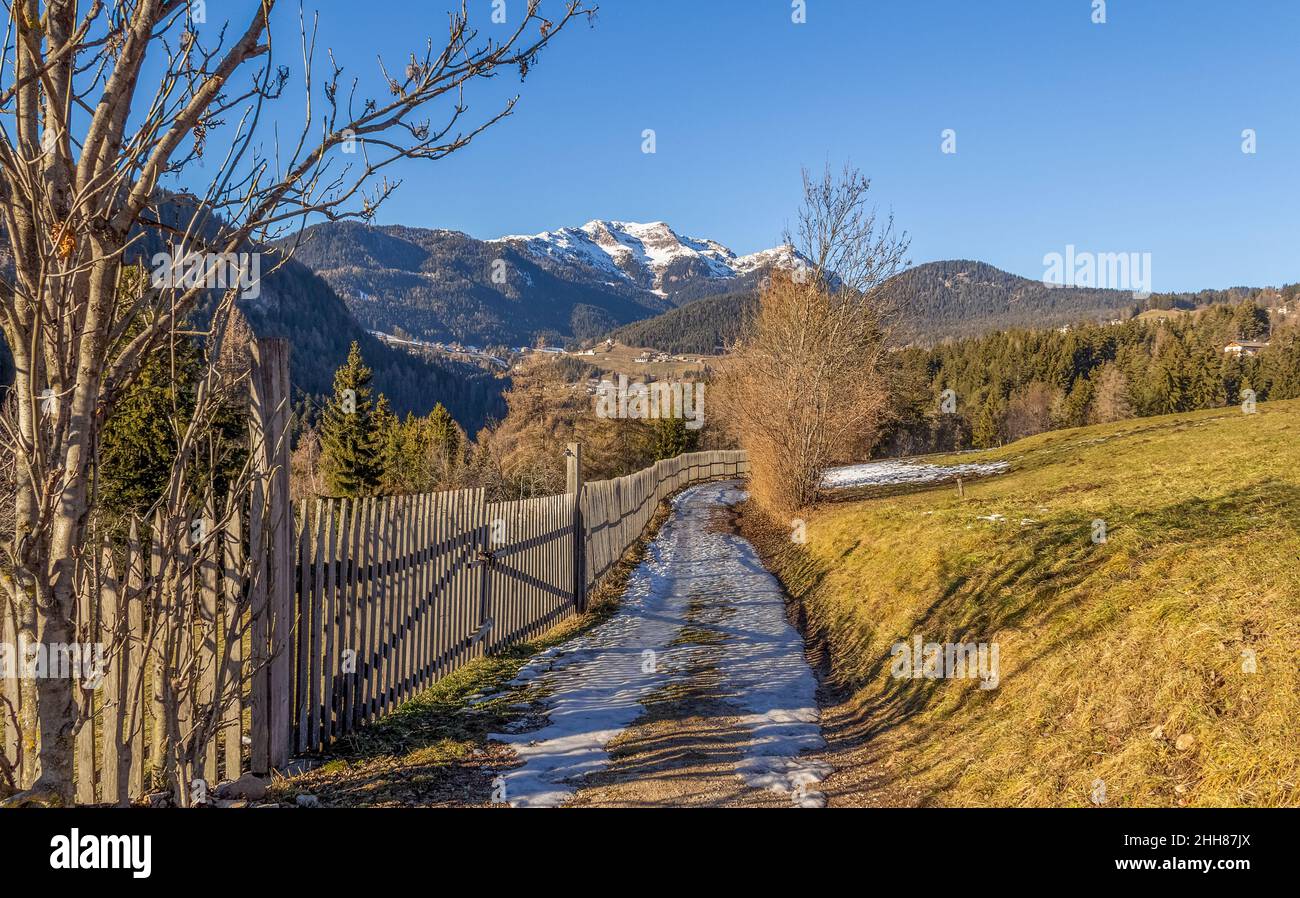 Alpine Landschaft rund um ein Dorf namens St. Felix in Südtirol im Winter Stockfoto