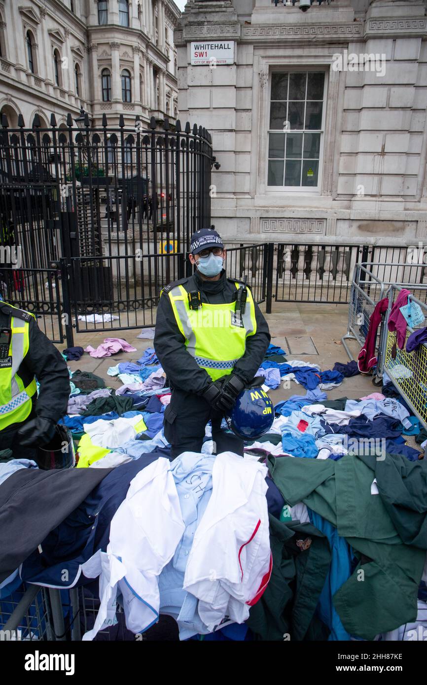 LONDON, Großbritannien 22nd. Januar 2022, NHS-Arbeiter werfen ihre Scrubs über den Zaun und die Tore der Downing Street, als 100k NHS eine Gruppe von NHS-Arbeitern gegen den Menschen Stockfoto