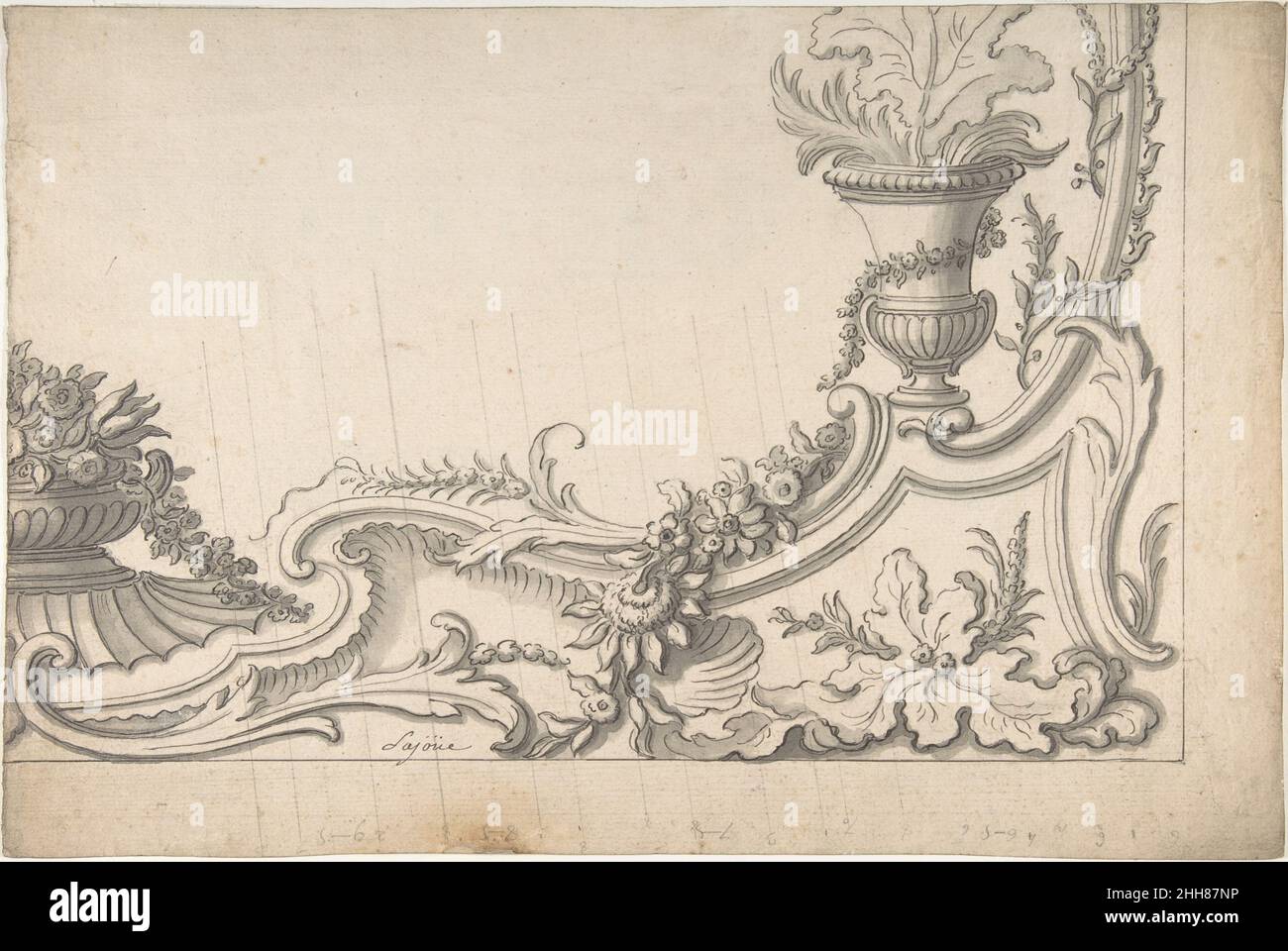 Entwurf für die Ecke einer Dekoration (recto); Skizze eines Monumentalgebäudes mit vier Temple-Front-Eingängen (verso) ca. 1730 Jacques de Lajoüe Französisch. Entwurf für die Ecke einer Dekoration (recto); Skizze eines Monumentalgebäudes mit vier Temple-Front-Eingängen (verso). Jacques de Lajoüe (Französisch, Paris 1686–1761 Paris). Ca. 1730. Stift und dunkelgraue Tinte, Pinsel und Grauwäsche, mit parallelen diagonalen Linien und Skala in schwarzer Kreide, und mit eingeschnittenen Linien im unteren Teil des Blattes (recto) quadratisch; Stift und graue Tinte über schwarzer Kreide (verso). Rahmenlinien auf der unteren und rechten Seite (recto). Zeichnungen Stockfoto