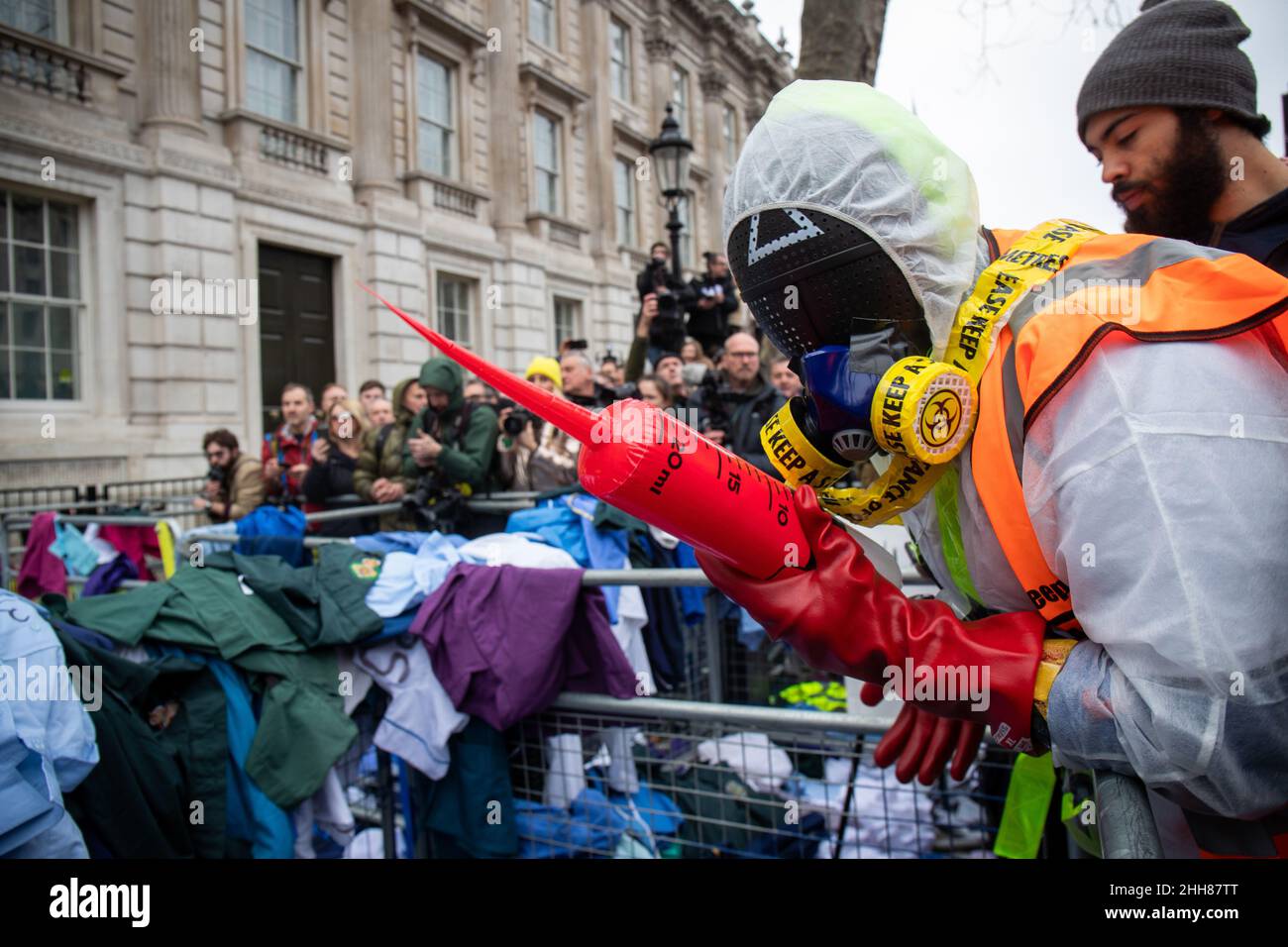 LONDON, Großbritannien 22nd. Januar 2022, NHS-Arbeiter werfen ihre Scrubs über den Zaun und die Tore der Downing Street, als 100k NHS eine Gruppe von NHS-Arbeitern gegen den Menschen Stockfoto