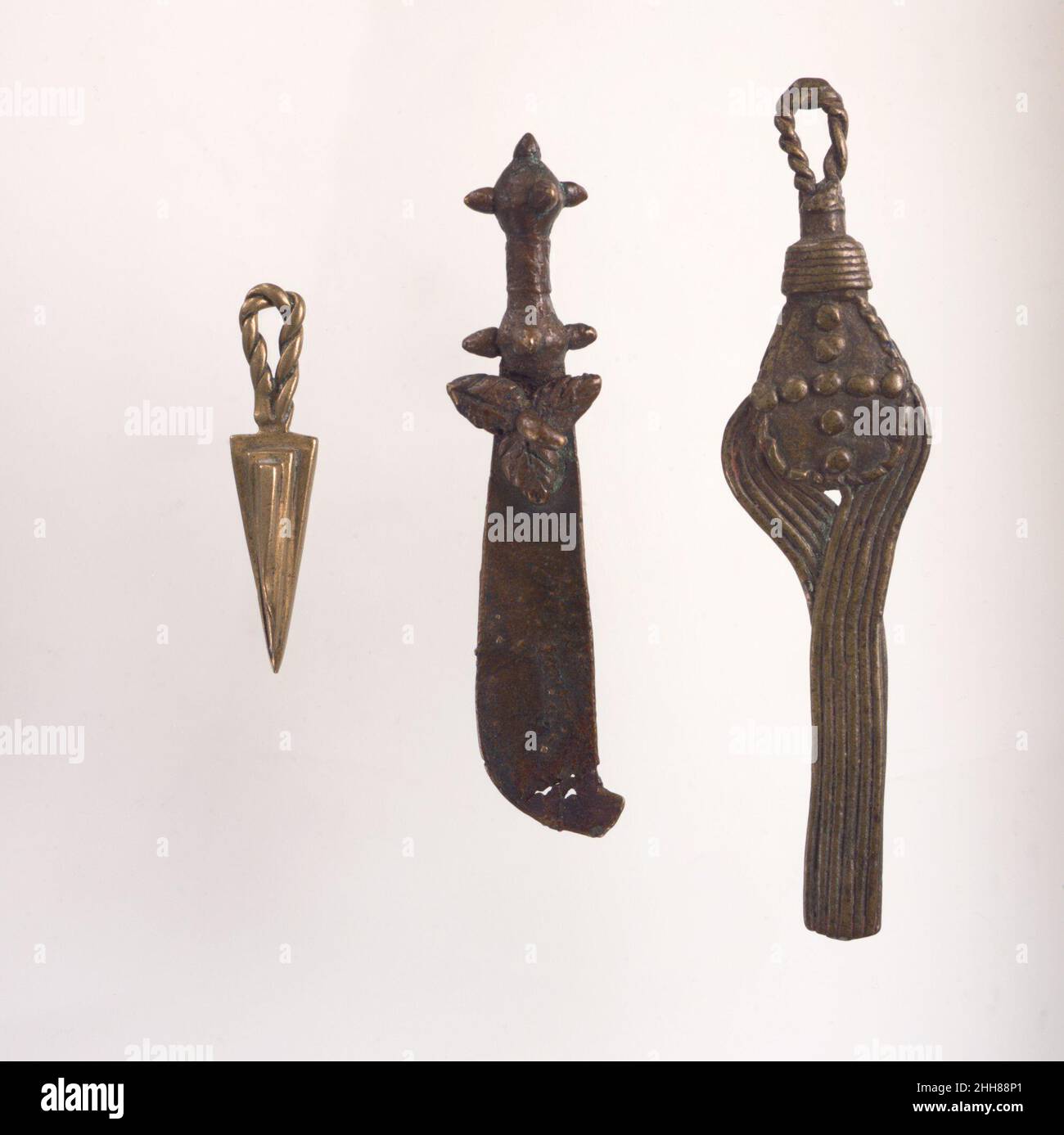 Goldgewicht: Amulett 18th–19th Jahrhundert Akan Völker gegossen Messing Goldgewichte, bekannt als abrammuo (singen. Mrammuo), wurden von Akan Händler und Herrscher entwickelt, um den Handel mit Goldstaub aus Minen im heutigen Ghana in Netzwerken des Austauschs, die über die Sahara erweitert standardisieren. Im Inland wurde Gold von den Akan-Königen für seine dekorativen und symbolischen Qualitäten geschätzt. Abgesehen davon, dass Gold den Akan-Königreichen durch Handel enormen Reichtum brachte, galt Gold als irdisches Gegenstück zur Sonne und als Inkarnation von kra oder Lebenskraft und wurde in ein breites Spektrum von Kurtil aufgenommen Stockfoto