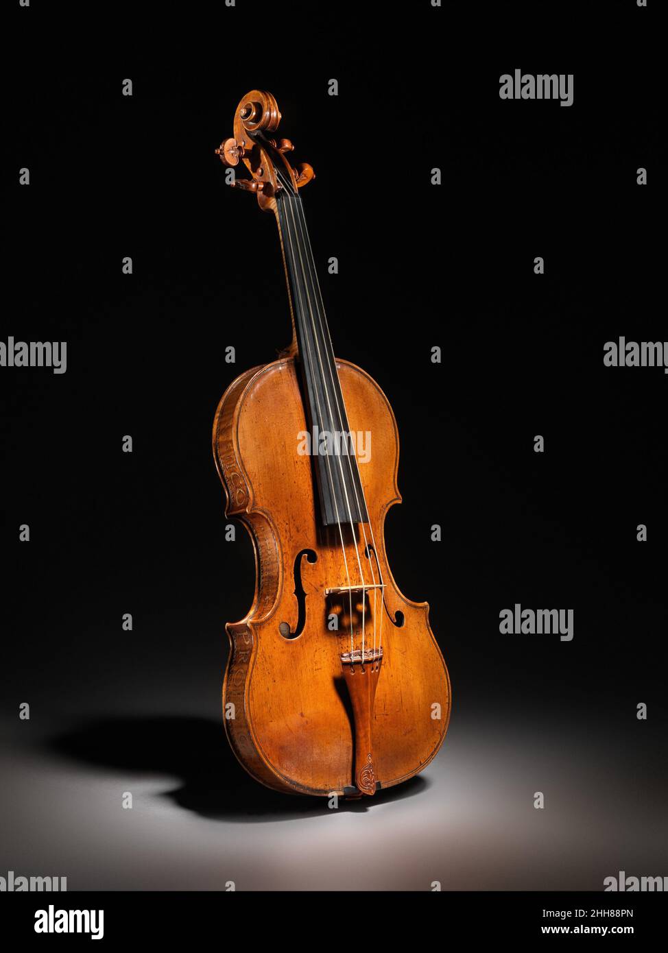 Ex 'Kurtz' Violine ca. 1560 Andrea Amati der Italiener Andrea Amati, der älteste der großen kremonesischen Geigenbauer, hat die elegante Form der Geige definiert und den Maßstab für hervorragende Handwerkskunst gesetzt, der auch das Werk seiner Anhänger kennzeichnet, Zu denen zwei seiner Söhne und sein angesehener Enkel Nicolò sowie Antonio Stradivari gehörten. Zu den Sammlungen des Museums gehören mehrere Violinen von Nicolò Amati und Stradivari, aber dieses viel ältere und seltenere Instrument veranschaulicht auf schöne Weise den Ursprung der bekannten Form der Geige in der Renaissance.der Ahornboden und die Zargen sind verziert Stockfoto
