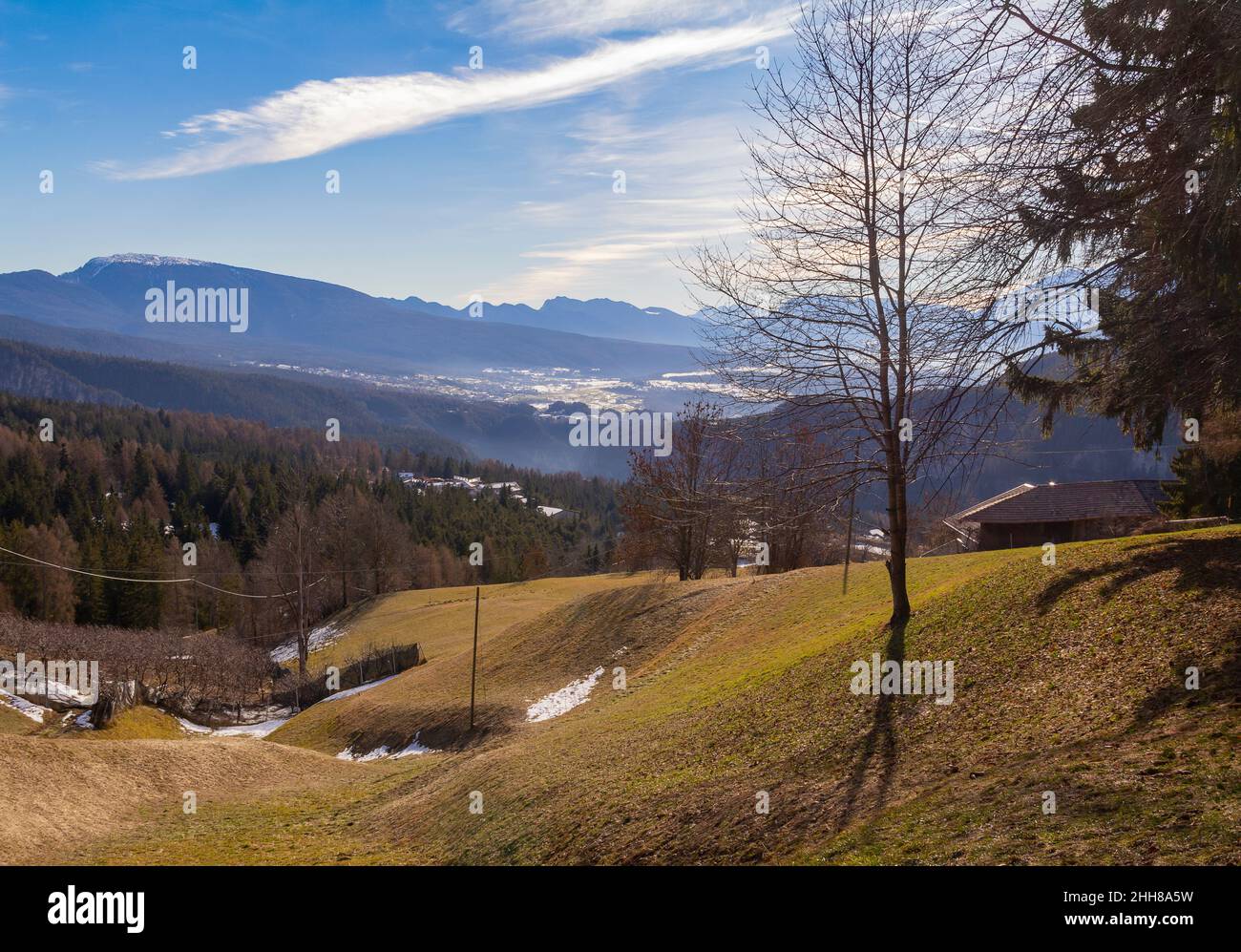 Alpine Landschaft rund um ein Dorf namens St. Felix in Südtirol im Winter Stockfoto